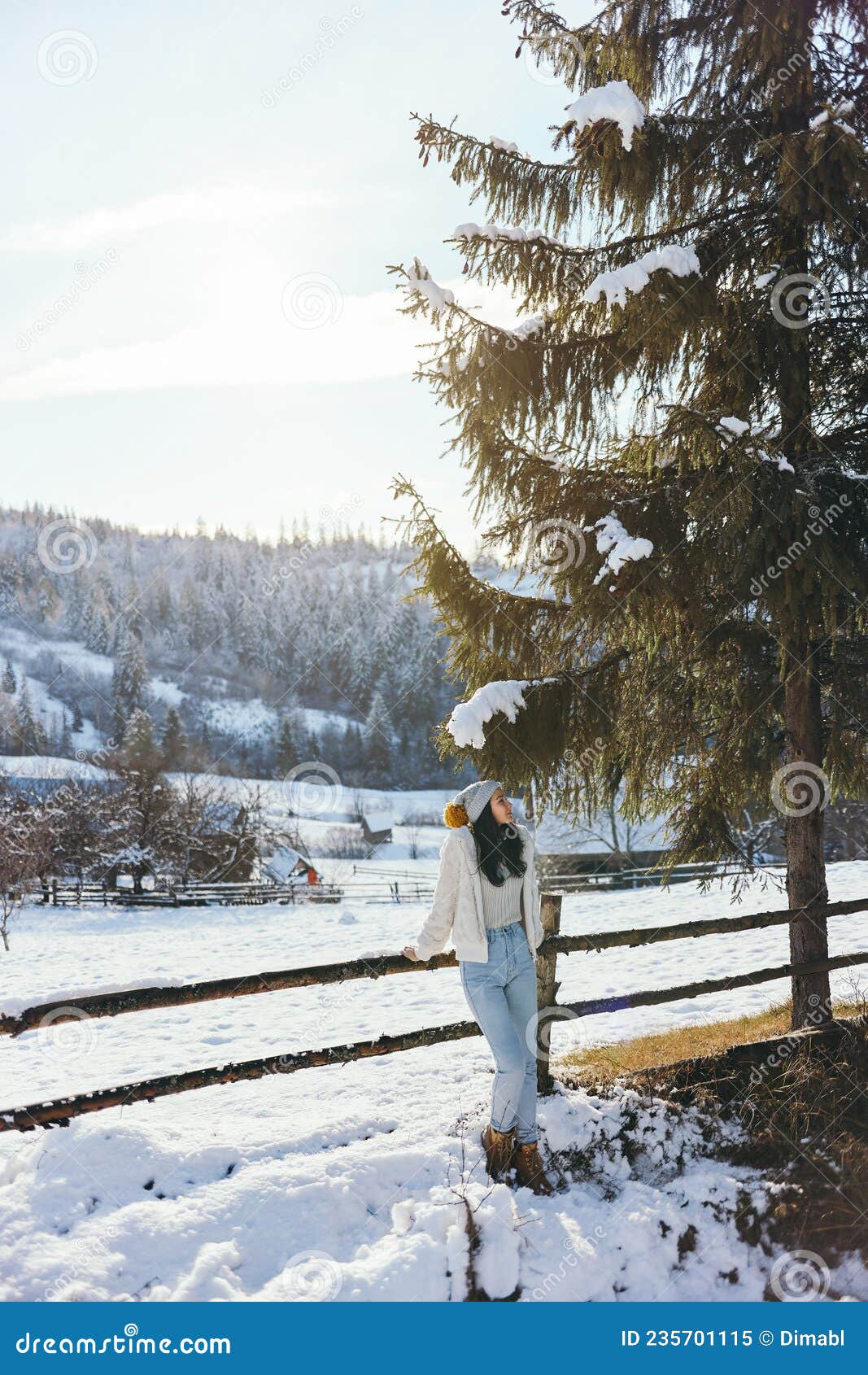 Mujer joven en ropa de invierno al aire libre