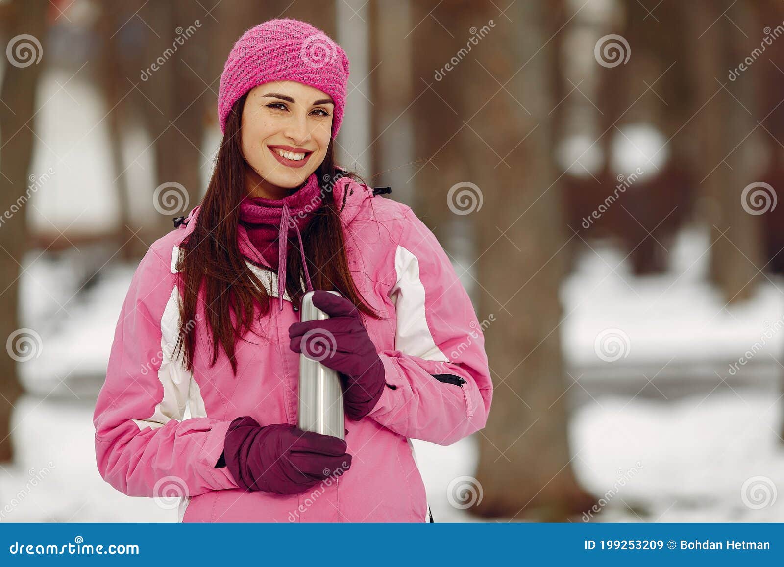 Mujer Con Ropa Deportiva De Invierno Mirando La Cámara Foto de