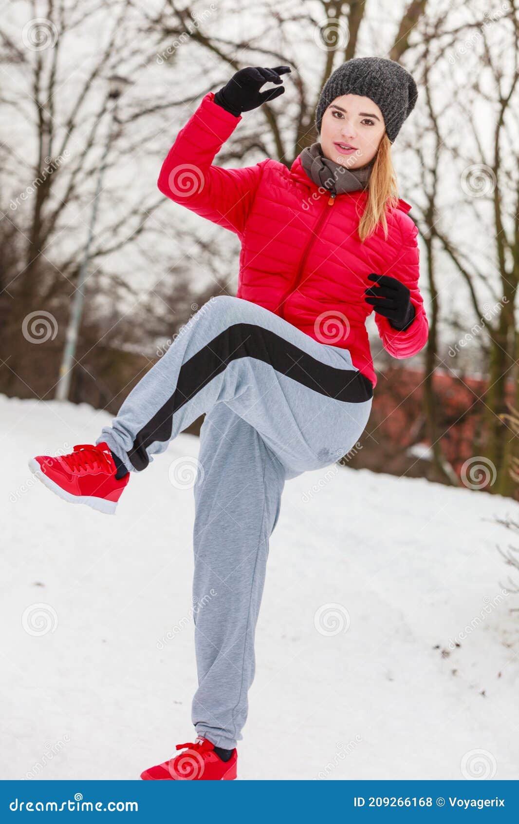 Ejercicio De Deporte Al Aire Libre, Ideas De Vestimenta Deportiva. Mujer  Que Lleva El Karate De Entrenamiento De Ropa Deportiva Caliente Afuera  Durante El Invierno. Fotos, retratos, imágenes y fotografía de archivo