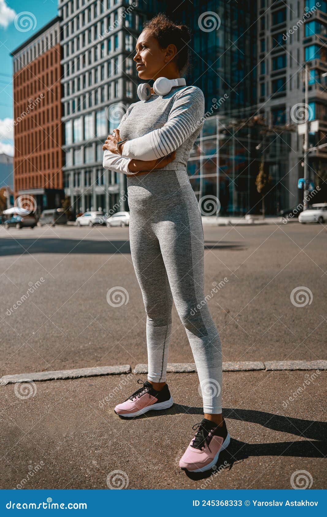 Mujer Con Ropa Deportiva Motivada De Pie En La Ciudad Imagen de archivo -  Imagen de gimnasio, club: 245368333