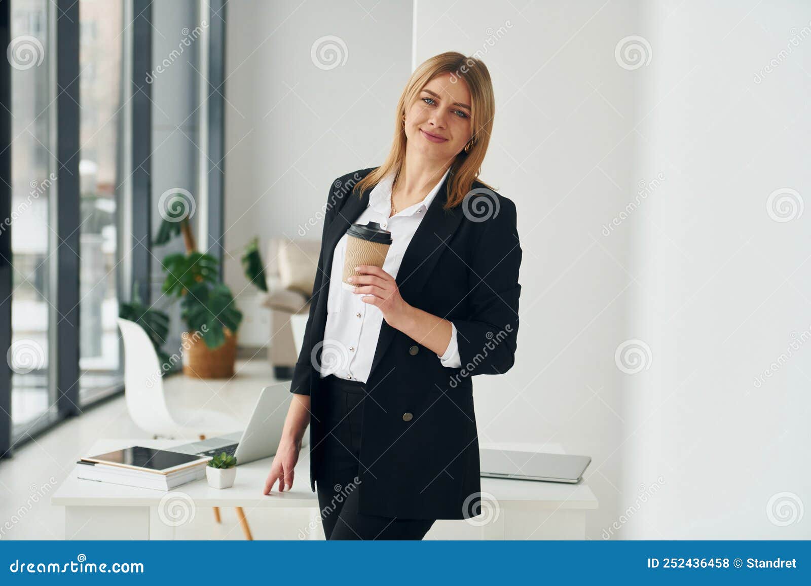 Mujer Con Ropa Formal Está En Casa En La Oficina Moderna Durante El Día  Foto de archivo - Imagen de empleado, positivo: 252436458