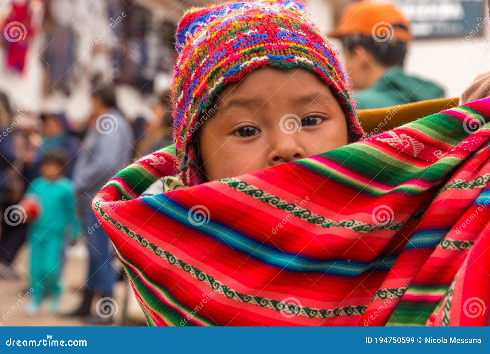 Mujer Con Ropa Tradicional Colorida Con Su Bebé En Chinchero Peru Imagen de  archivo editorial - Imagen de retroceder, lleve: 194750599