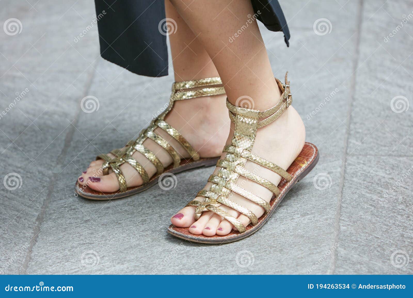 Mujer Con Sandalias De Cuero De Reptil Dorado Antes De La Semana De Moda  Emporio Armani Imagen de archivo editorial - Imagen de accesorio, zapatos:  194263534