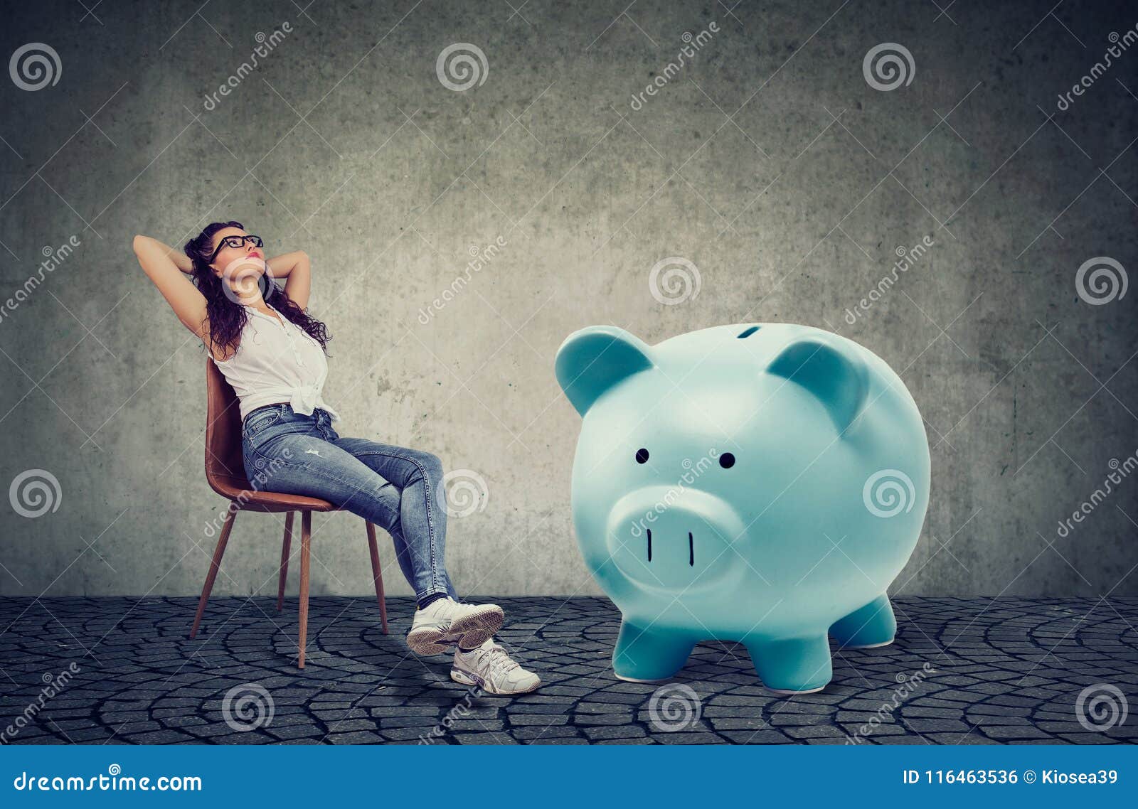 Mujer Con Sentarse De Relajación De La Hucha Grande En Silla Stock de  ilustración - Ilustración de libre, banca: 116463536