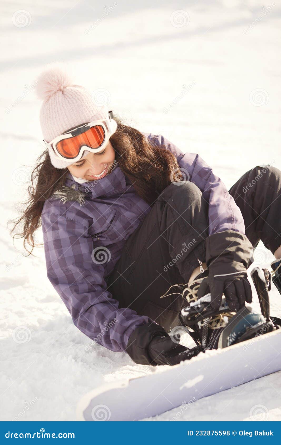 Mujer con snowboard foto de archivo. Imagen de ocio - 232875598