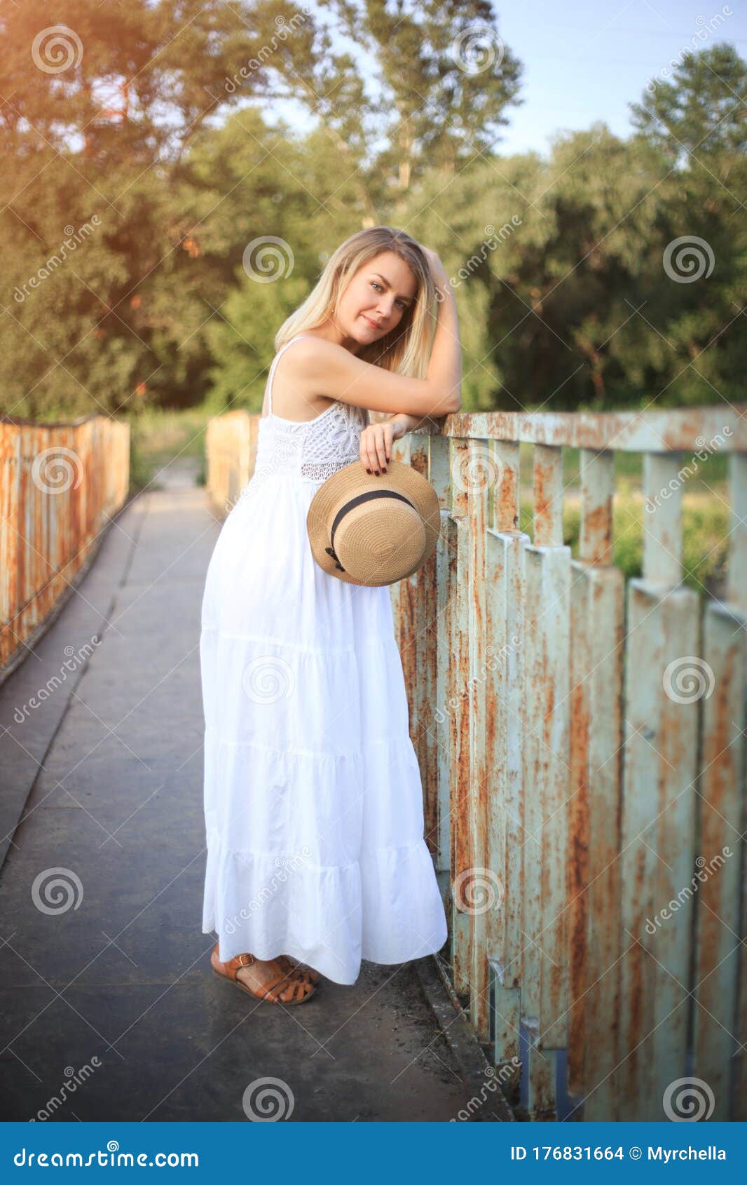 Mujer Con Sombrero Y Ropa Interior Para Caminar En El Campo Foto de archivo  - Imagen de muchacha, atractivo: 176831664