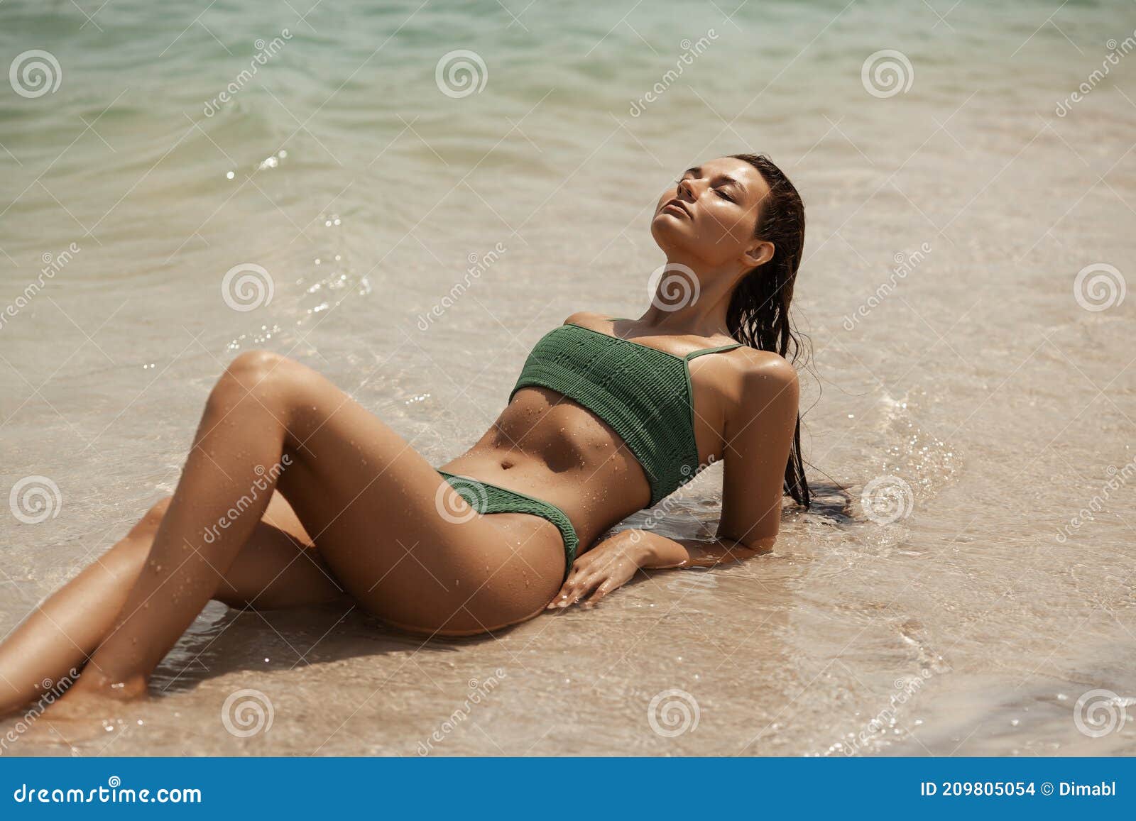 Mujer Con Traje De Baño En La Playa Foto de archivo - Imagen de modelo, swimsuit: 209805054 Mujer Con Traje De Baño En La Playa Foto de archivo - Imagen de modelo, swimsuit: 209805054
