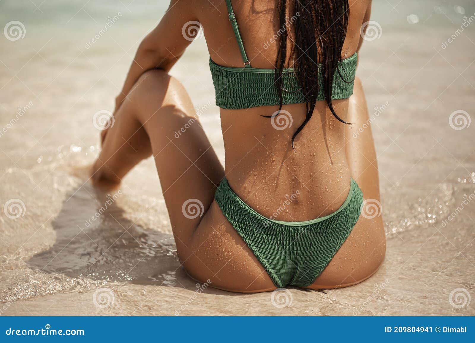Mujer Con Traje De Baño Sentada En La Playa Imagen de archivo - Imagen de  playa, primer: 209804941