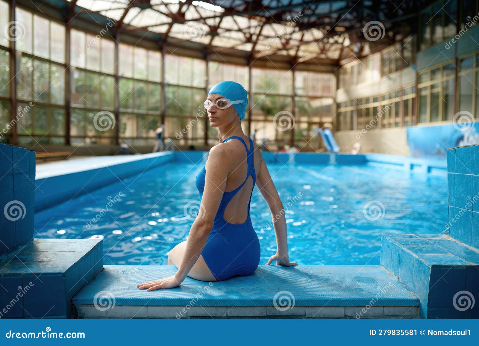 Retrato De Un Nadador Femenino Que Lleva Un Gorro De Baño Y Gafas De  Natación En Piscina De Agua Azul. Mujer Del Deporte. Fotos, retratos,  imágenes y fotografía de archivo libres de