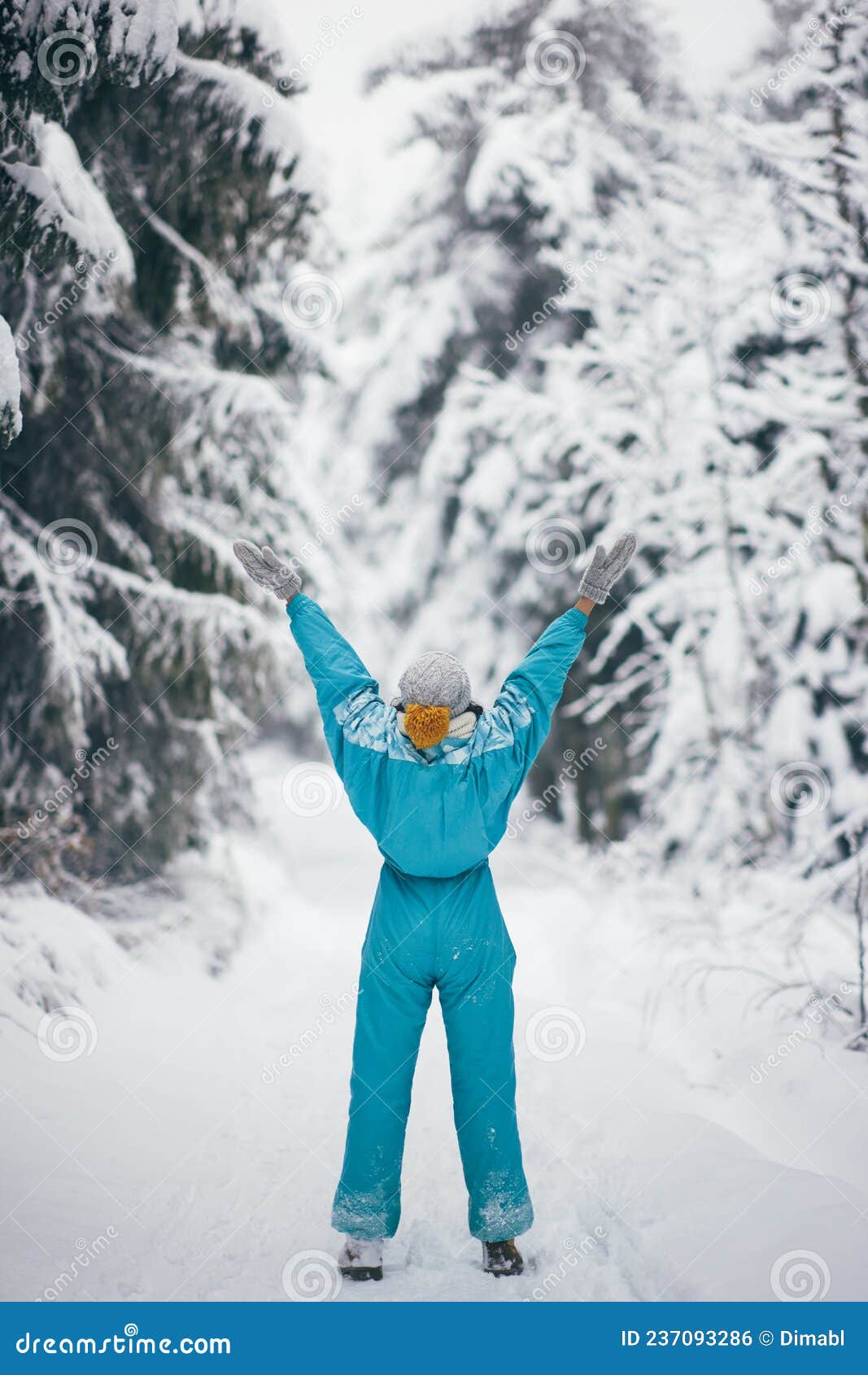 Mujer Con Traje De Esquí En Bosque De Nieve Durante Vacaciones De Invierno  Al Aire Libre Foto de archivo - Imagen de vacaciones, manos: 237093286