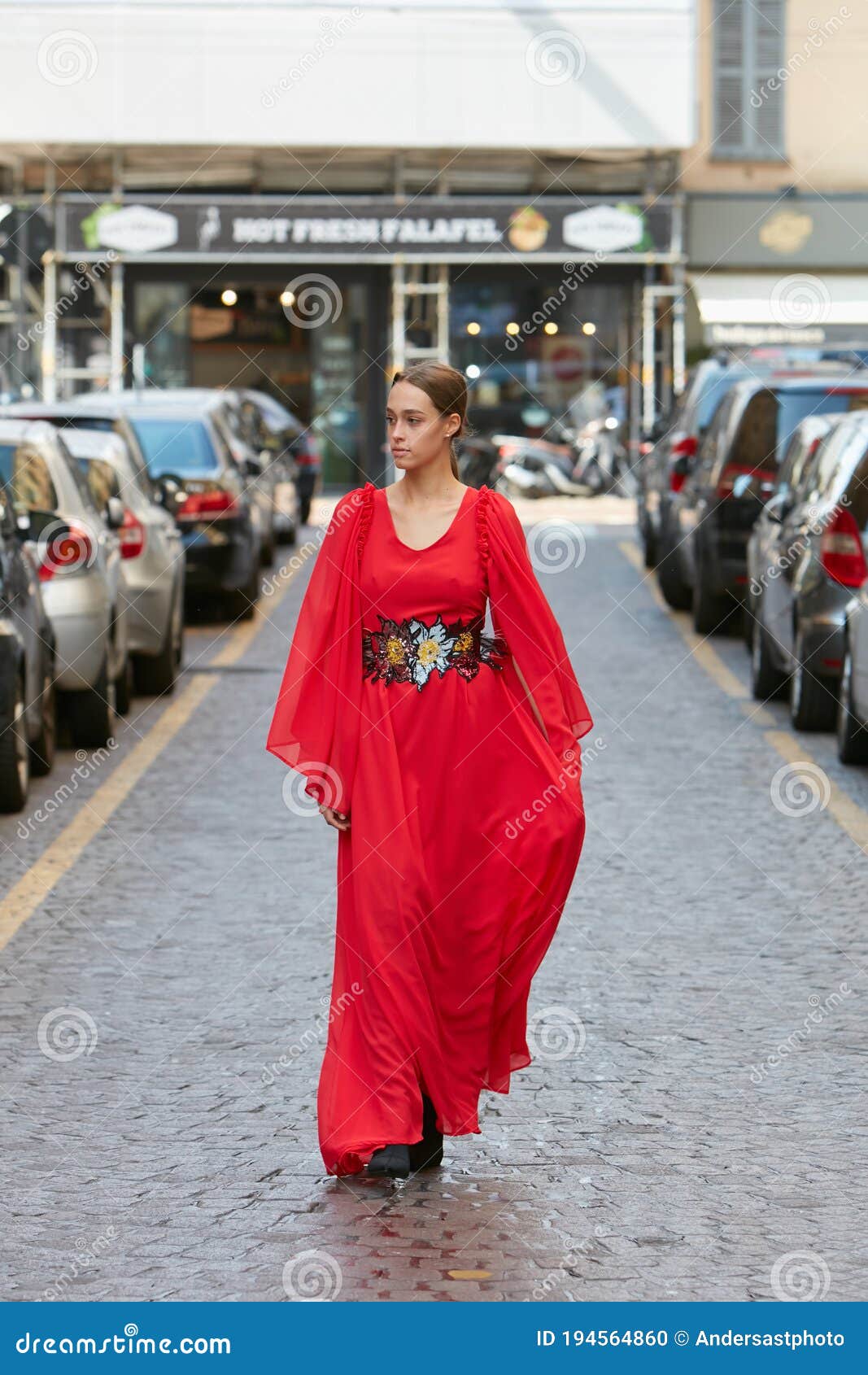 sentido común mano filtrar Mujer Con Un Largo Vestido Rojo Y Un Cinturón Con Flores Antes Del  Espectáculo De Moda De La Marina Azul Imagen editorial - Imagen de calle,  elegante: 194564860