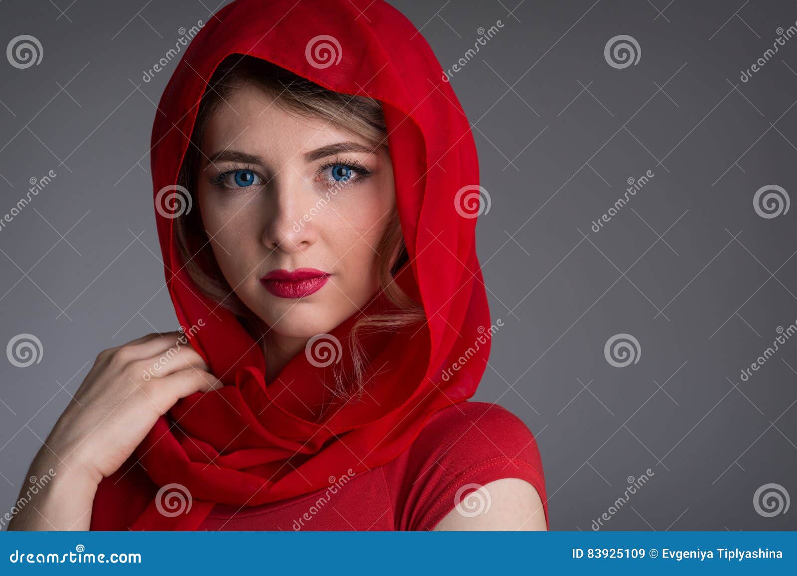 Mujer Con Un Pañuelo Rojo En Su Cabeza Imagen de archivo - Imagen