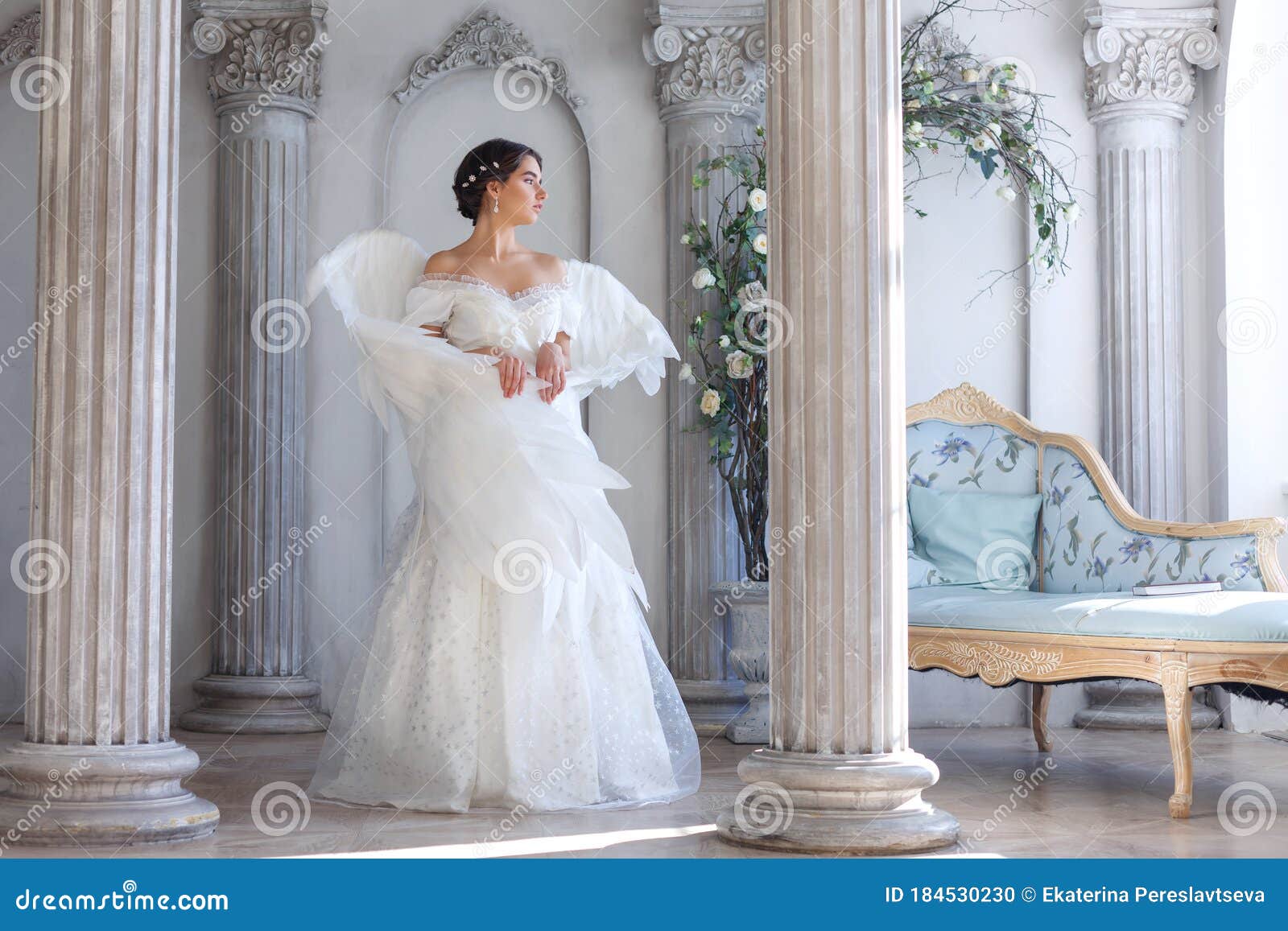 Mujer Con Un Vestido Blanco Con Alas De ángel Foto de archivo - Imagen de femenino, joven: 184530230 Mujer Con Un Vestido Blanco Con Alas De ángel Foto de archivo - Imagen de femenino, joven: 184530230