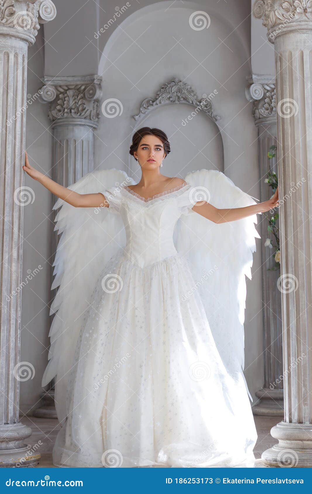 Mujer Con Un Vestido Blanco Con Alas De ángel Imagen de archivo - Imagen de alineada, pluma: 186253173 Mujer Con Un Vestido Blanco Con Alas De ángel Imagen de archivo - Imagen de alineada, pluma: 186253173
