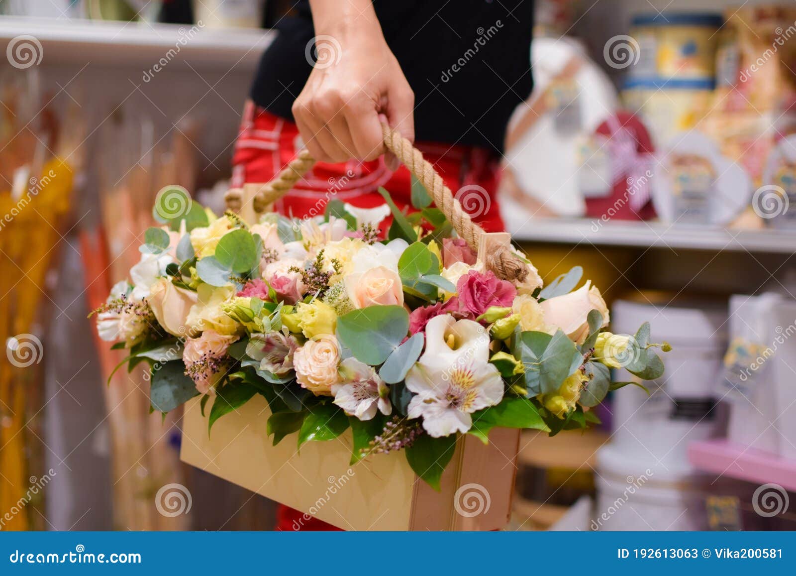 Mujer Con Una Caja De Flores En Las Manos. Disposición Floral En Una  Elegante Caja De Madera Imagen de archivo - Imagen de belleza, arreglo:  192613063