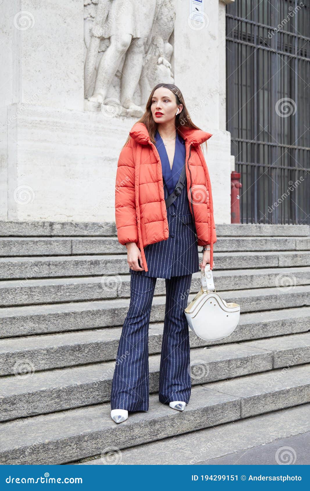 ganancia digestión ella es Mujer Con Una Chaqueta De Coral Con Acolchado Rojo Traje De Pinstripe Y  Bolsa Genny Antes De La Moda Frankie Morello Foto editorial - Imagen de  equipo, accesorio: 194299151