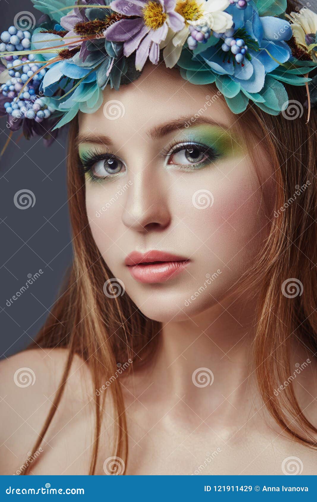 Mujer Con Una Guirnalda De Flores Azules En Su Cabeza Maquillaje Hermoso Y  Flores, Piel Limpia Natural, Cuidado E Hidración Travi Imagen de archivo -  Imagen de hembra, flor: 121911429