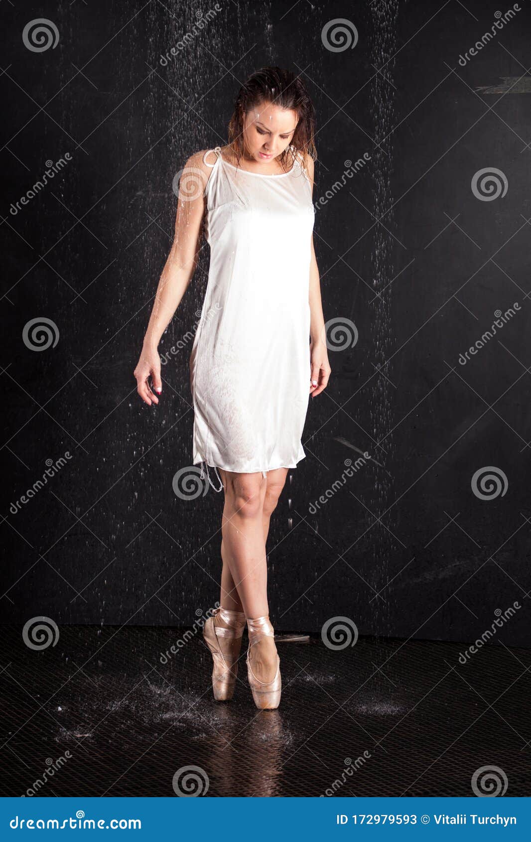 Mujer Con Una Larga Camiseta Blanca Sobre Fondo Negro En El Estudio Imagen  de archivo - Imagen de fondo, estudio: 172979593