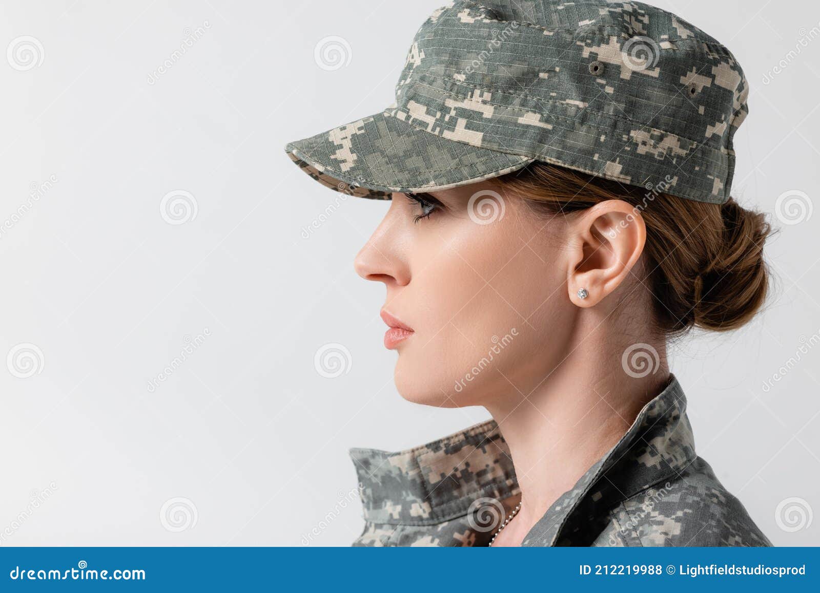 Mujer Con Uniforme Militar Sobre Gris de Imagen de casquillo, soldado: 212219988