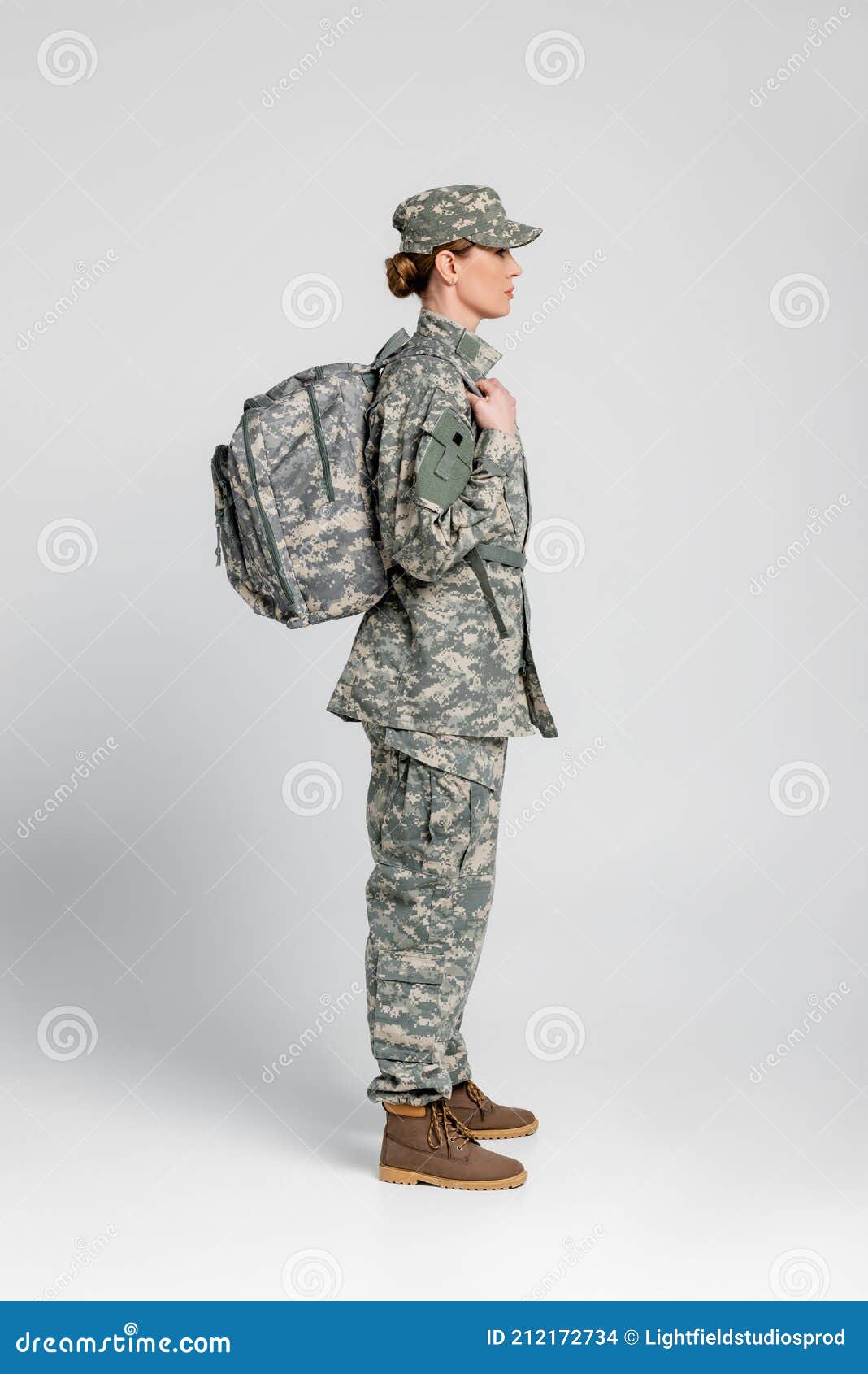 Mujer Con Uniforme Sobre Gris Foto de archivo - de uniforme, petate: 212172734