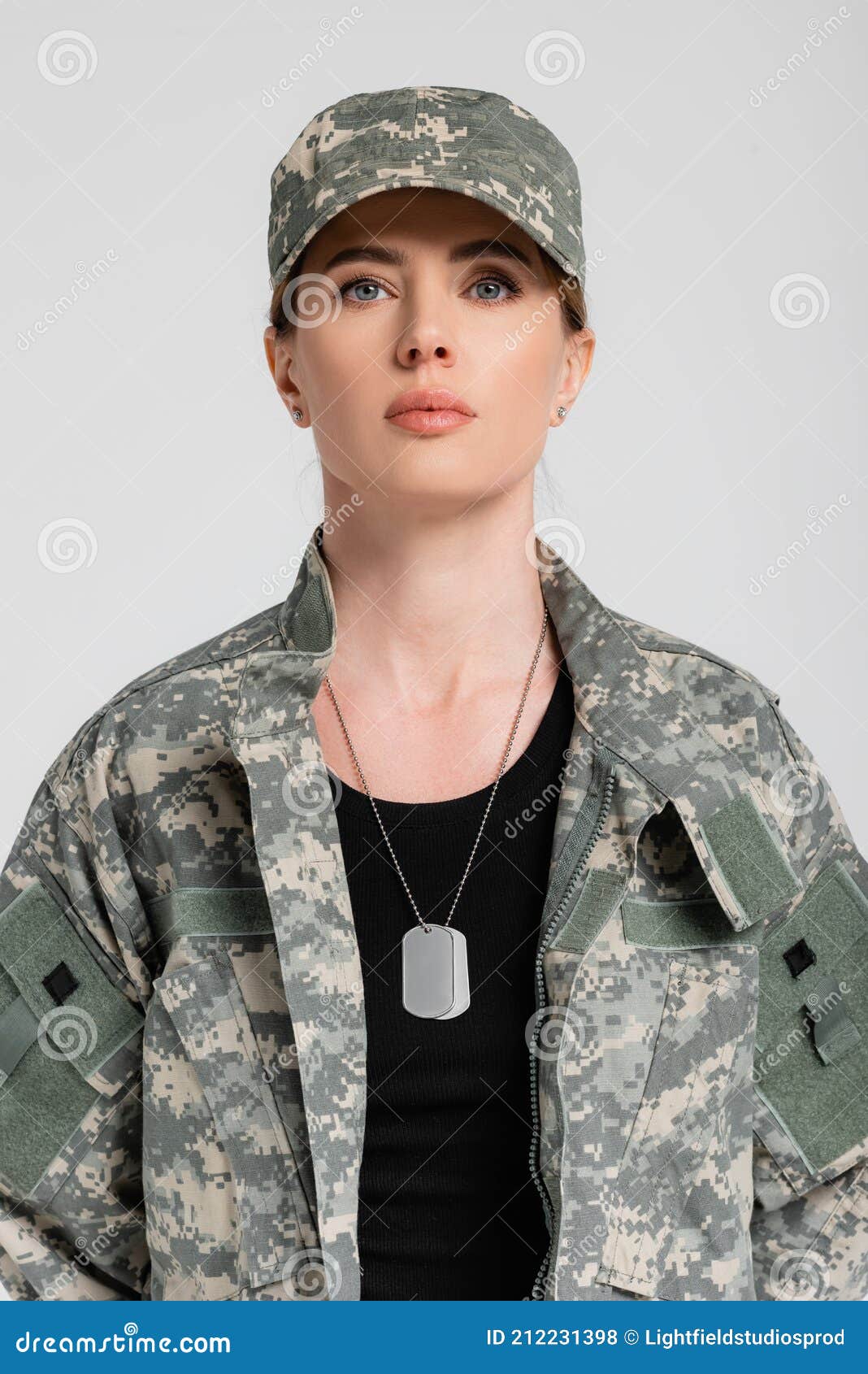 Mujer Con Uniforme Militar Sobre Gris Foto de archivo - Imagen de  seguridad, ejército: 212231398