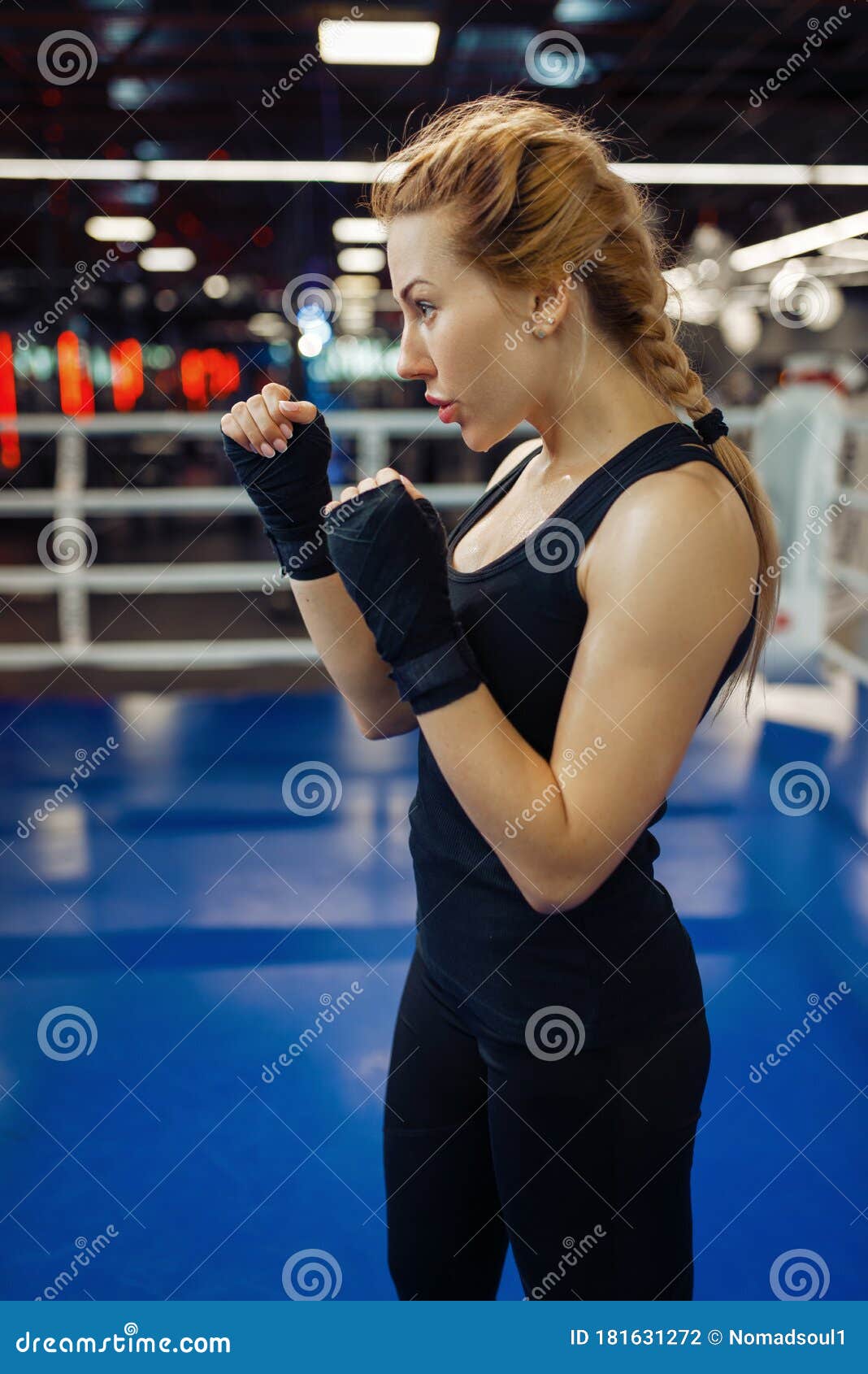 Mujer Con Vendas De Boxeo Negro En El Anillo Foto de archivo - Imagen de  kickboxing, interior: 181631272