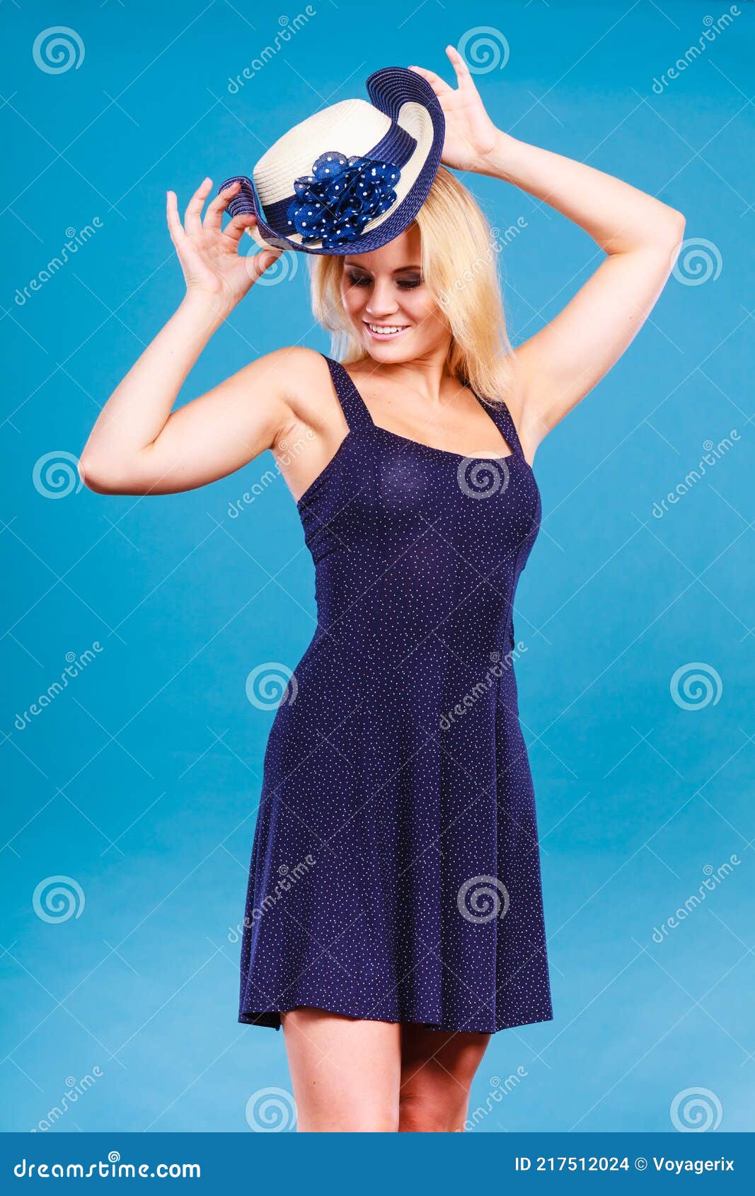 Mujer Con Vestido Corto De La Marina Sosteniendo Sombrero Del Sol Foto de archivo - Imagen de atractivo, equipo: 217512024 Mujer Con Vestido Corto De La Marina Sosteniendo Sombrero Del Sol Foto de archivo - Imagen de atractivo, equipo: 217512024