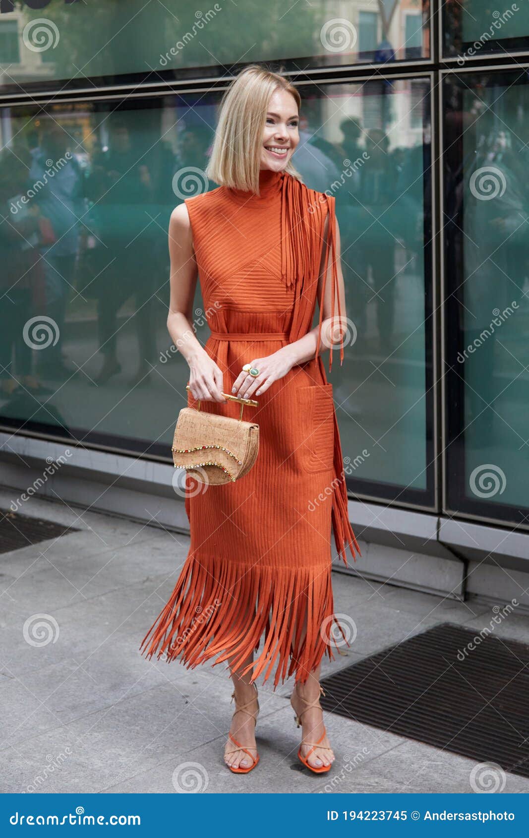 Mujer Con Vestido Con Franjas Y Bolso De Corcho Antes Del Espectáculo De Moda Emporio Armani Milán Imagen editorial - de bolso, lujo: