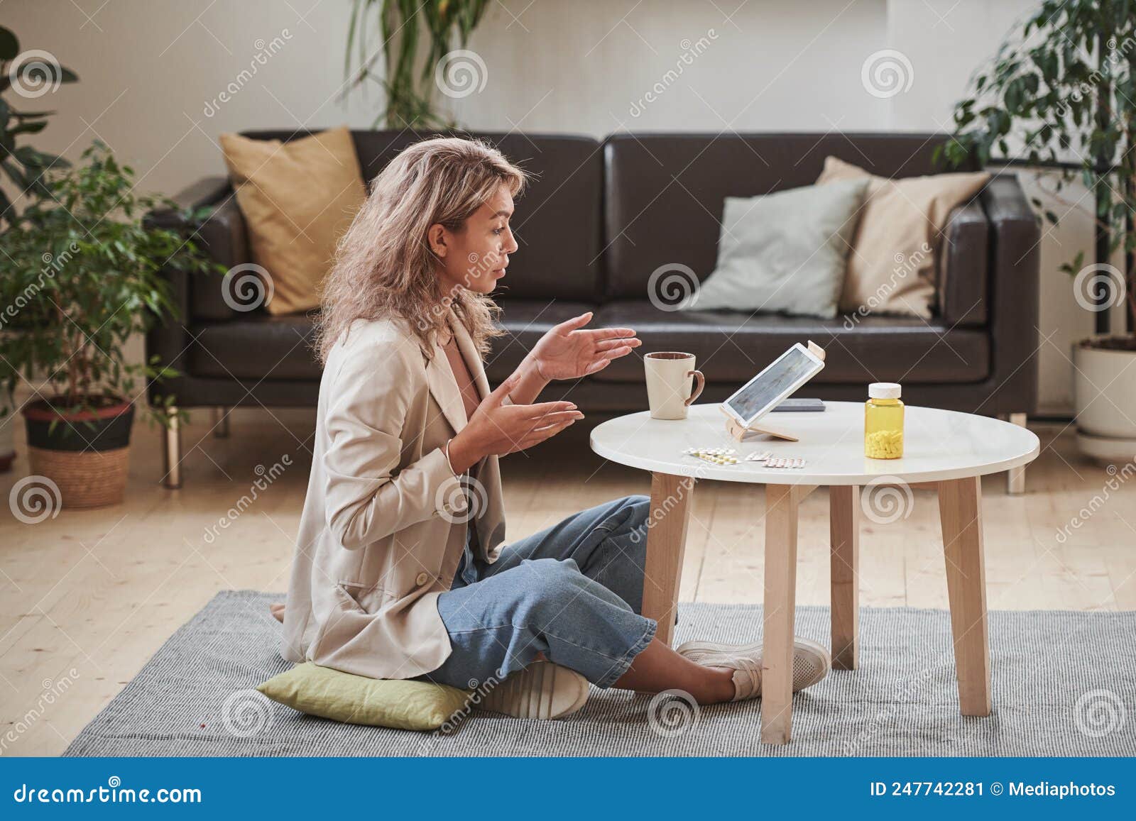 Mujer con videollamada imagen de archivo. Imagen de internet - 247742281