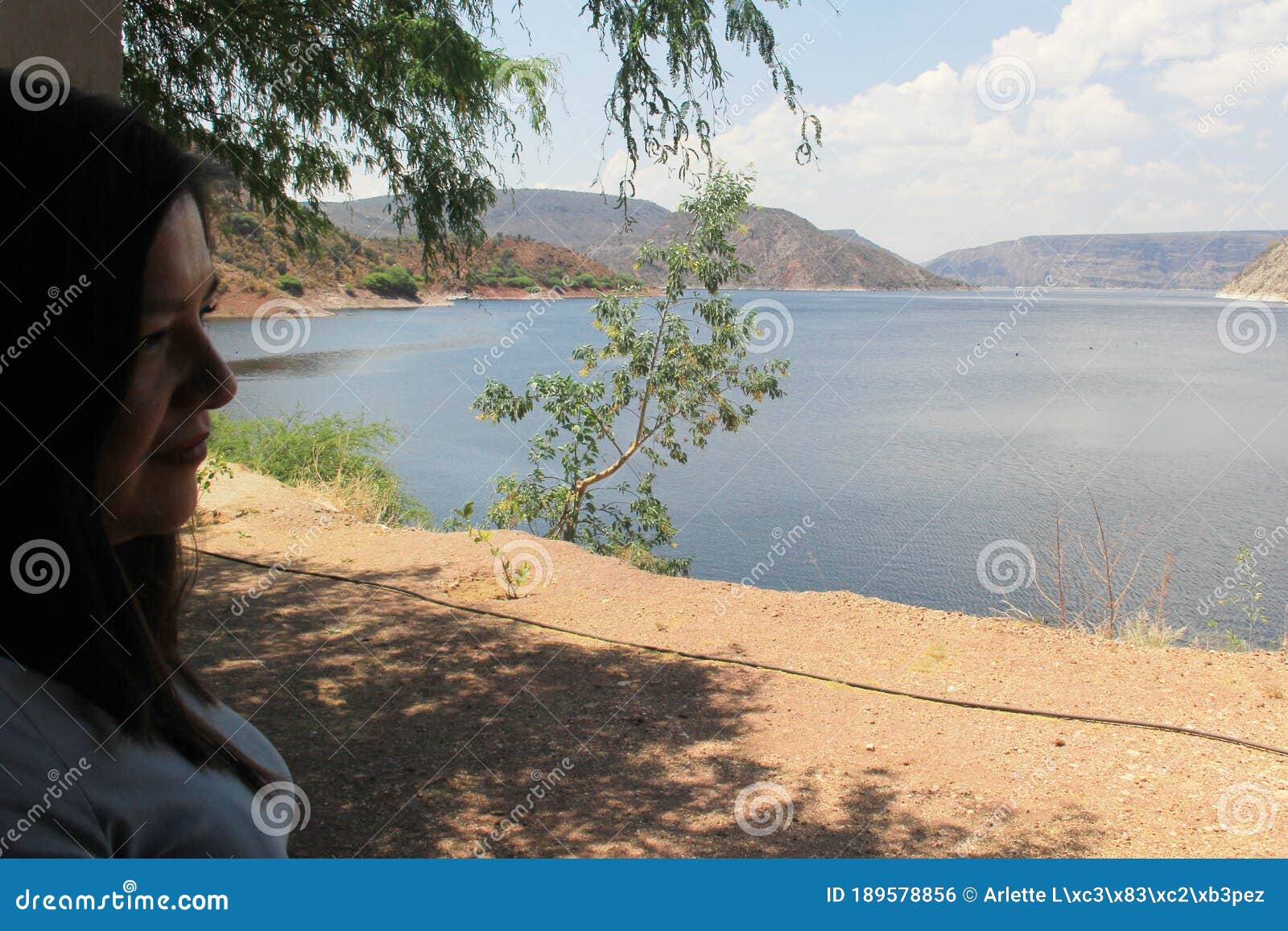 mujer con vista de la presa de agua zimapÃÂ¡n desde cabaÃÂ±as en el saucillo hidalgo mÃÂ©xico