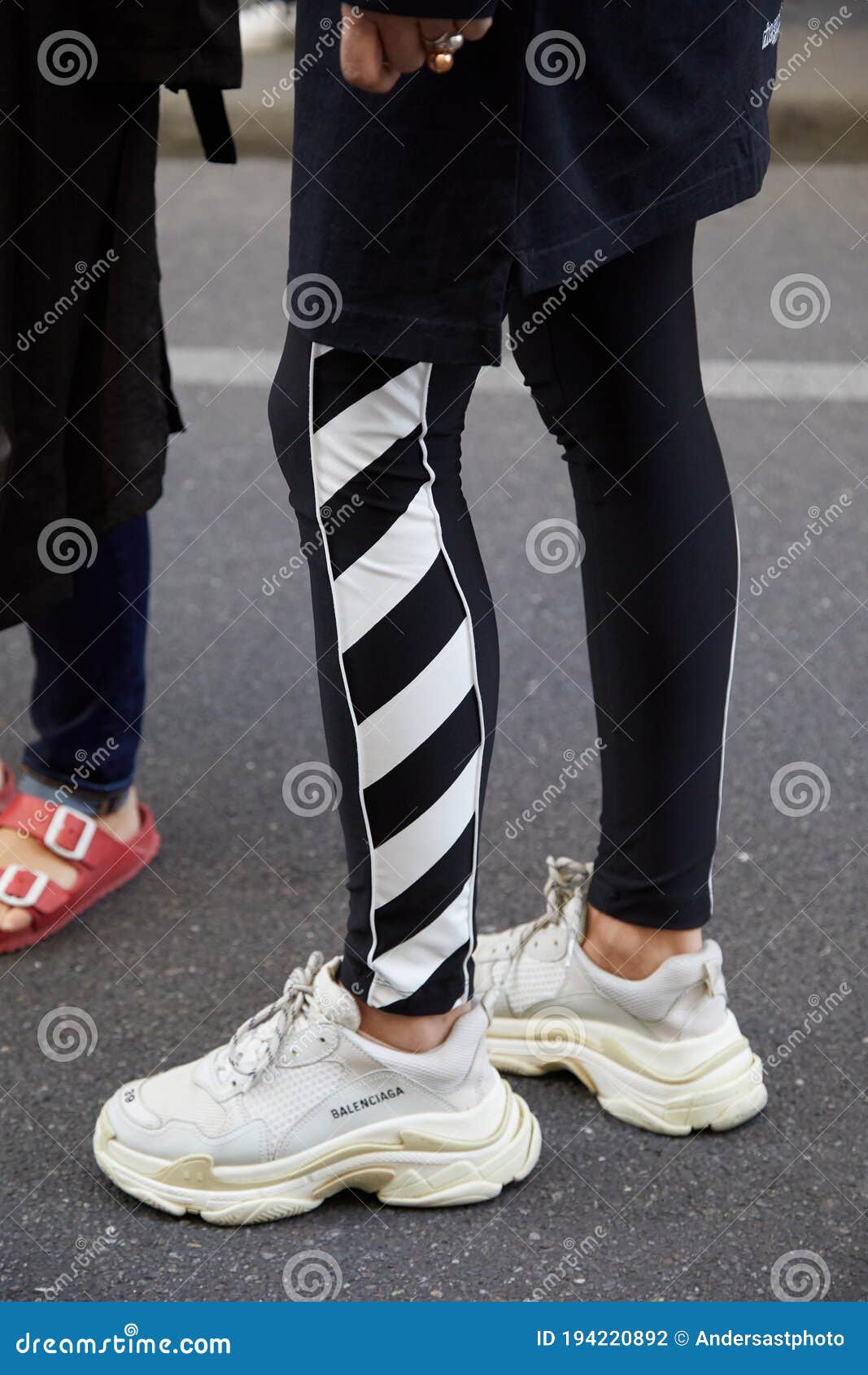 Mujer Con Zapatillas Balenciaga Blancas Y Pantalones Negros Y Blancos Antes De Moda Giorgio Armani Fotografía editorial - Imagen de milano, 194220892