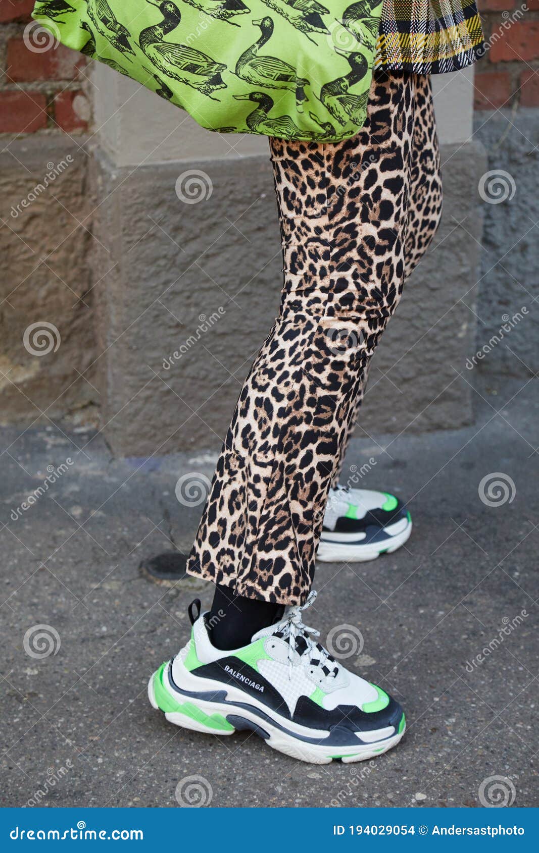 Mujer Con Zapatillas Balenciaga Y Verdes Y Pantalones De Patrón De Piel Leopardo Antes Del Fendi Imagen de archivo editorial - Imagen de leopardo, gente: 194029054