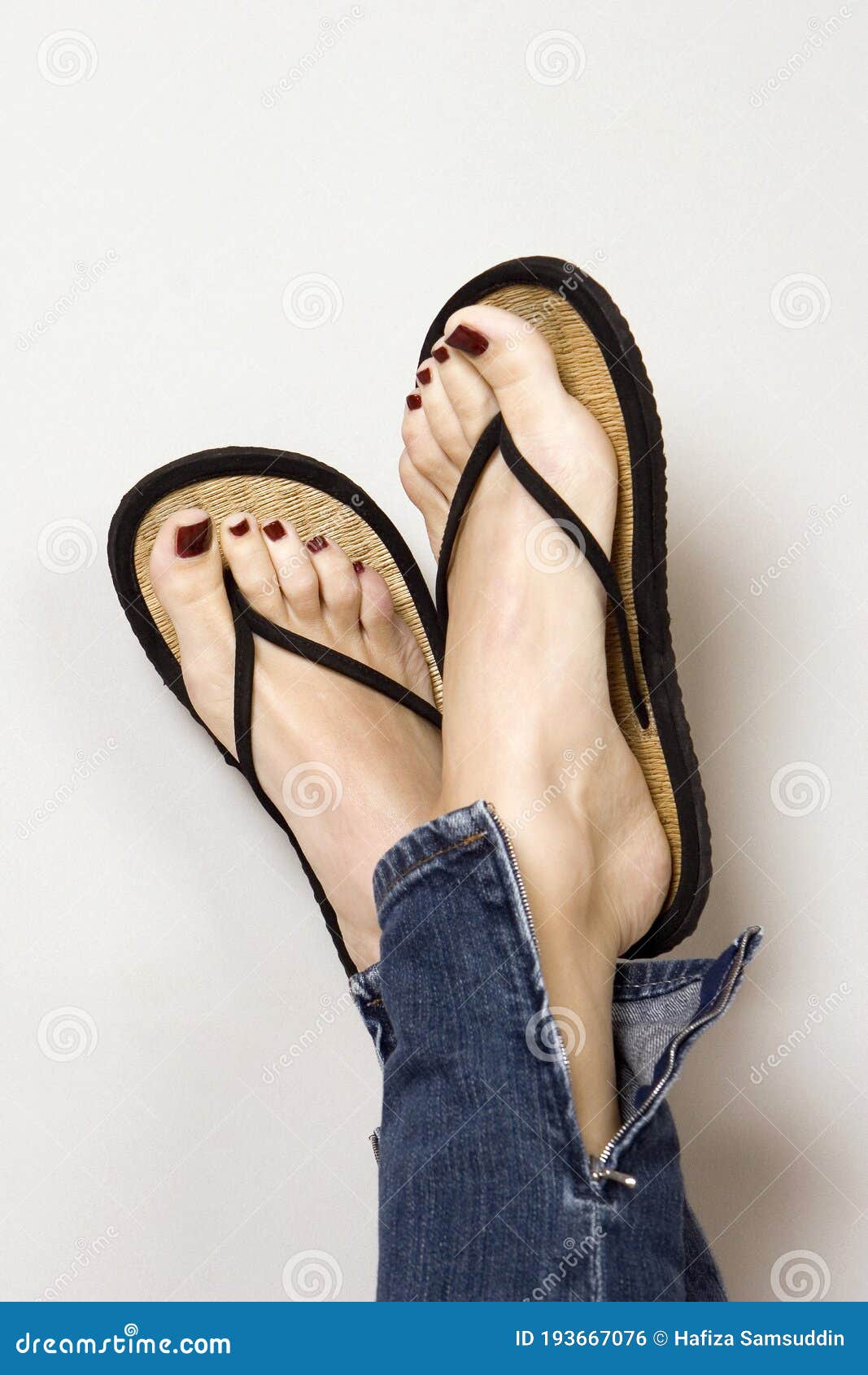 dominio comunicación acento Mujer Con Zapatillas Cerradas. Imagen Conceptual Foto de archivo - Imagen  de lifestyles, maduro: 193667076