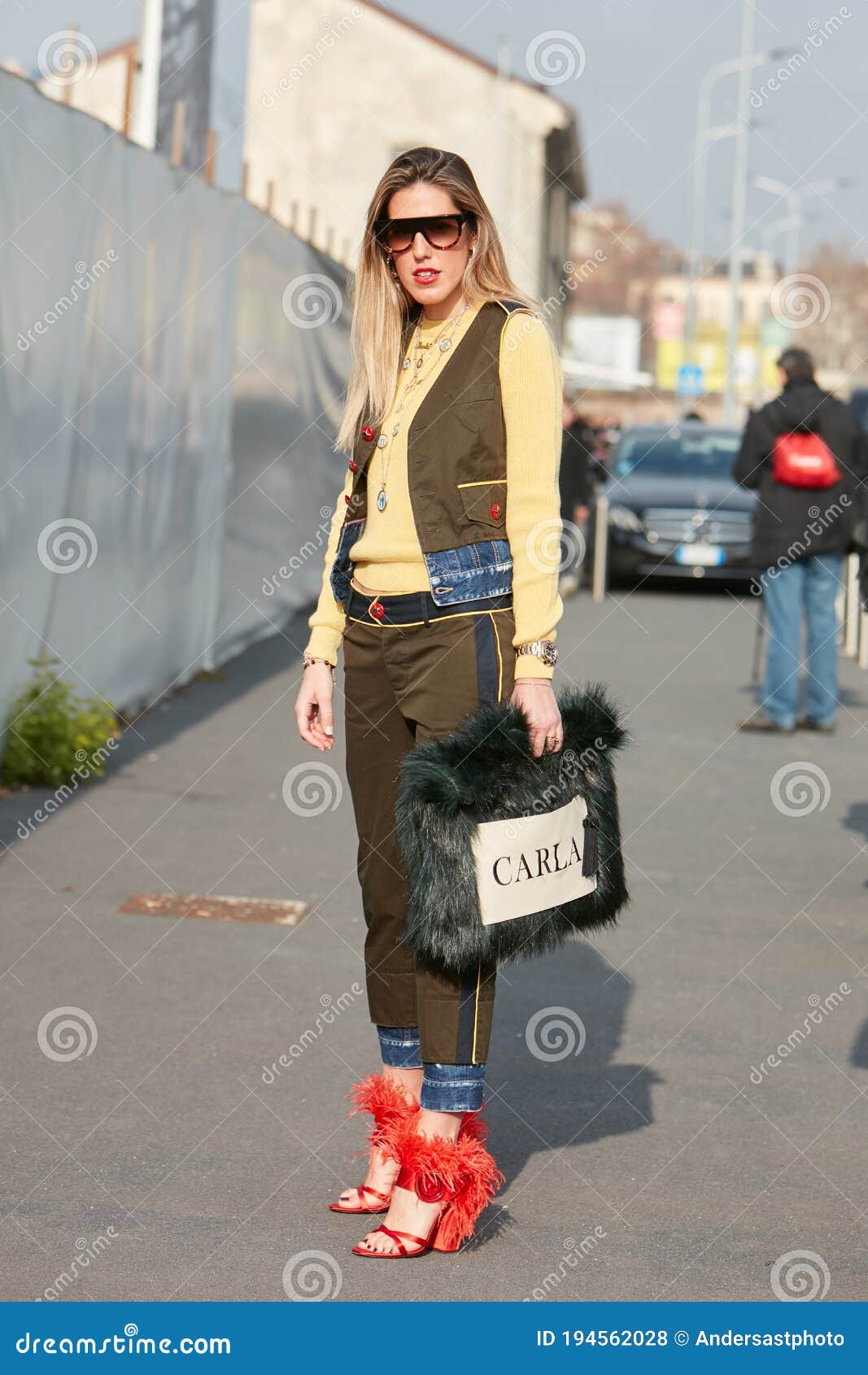 Mujer Con Zapatillas De Plumas De Prada Roja Y Bolsa De Piel Antes De La Plaza 2 Espectáculo De Moda Milán Semana Estilo Calle Foto de archivo editorial - Imagen de rojo, Mujer Con Zapatillas De Plumas De Prada Roja Y Bolsa De Piel Antes De La Plaza 2 Espectáculo De Moda Milán Semana Estilo Calle Foto de archivo editorial - Imagen de rojo,