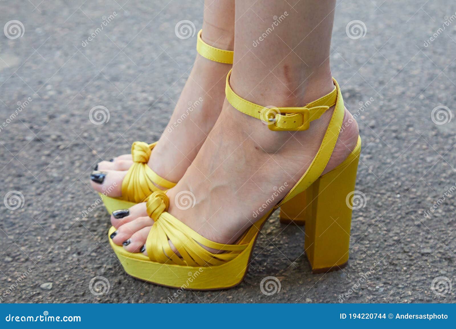 Mujer Con Zapatos Altos Tacones Amarillos Antes De Ermanno Scervino Show De  Moda Milan Semana Imagen de archivo editorial - Imagen de ermanno, manera:  194220744
