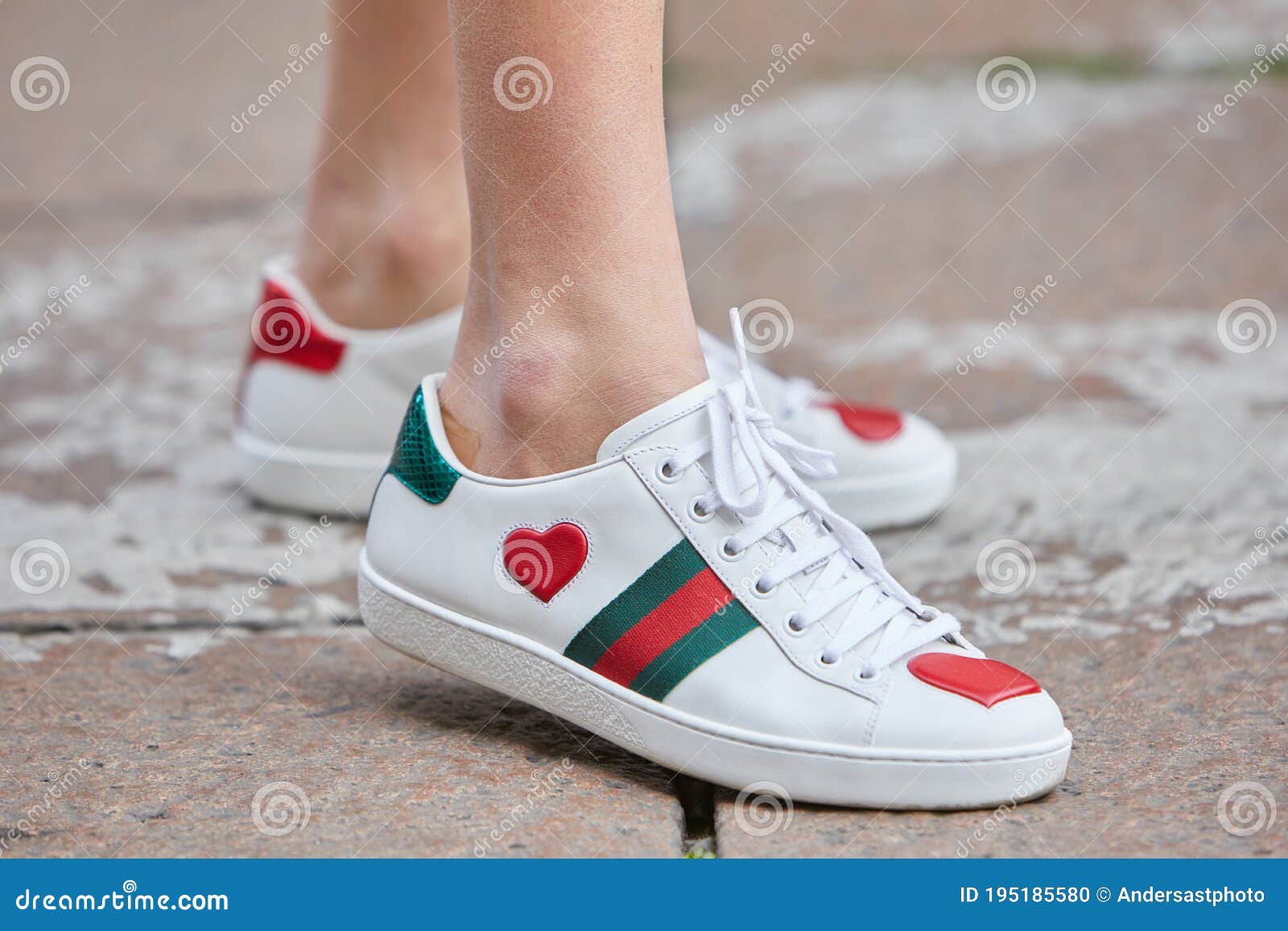 Mujer Con Zapatos Gucci Blancos Con Corazón Rojo Y Rayas Verdes Antes De La Feria De De Salvatore Ferragamo Milan - Imagen de color, blanco: 195185580