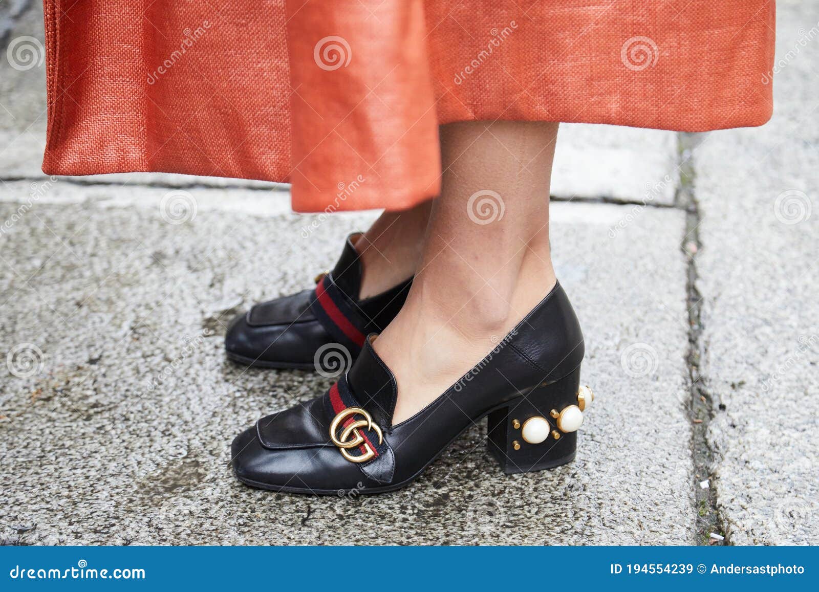 Mujer Con Zapatos Gucci De Cuero Y Falda Naranja Antes De Máx Mara Desfile Milán Semana De Moda Calle de archivo editorial - Imagen de calle, gucci: 194554239