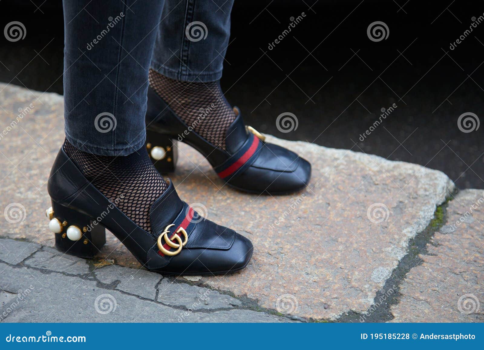 Mujer Con Zapatos De Tacón Altos De Louis Vuitton Antes Del Show De Moda  Gucci Milan Moda Semana Estilo Calle Imagen de archivo editorial - Imagen de  alto, mirada: 194554909