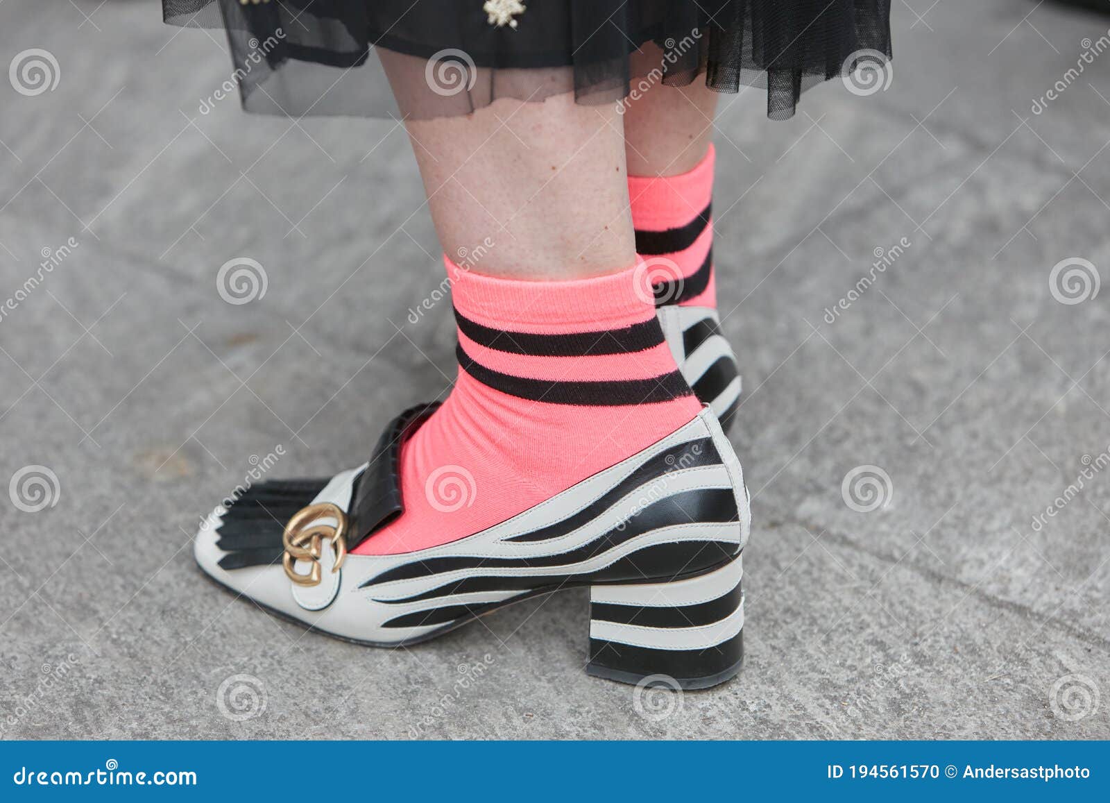 Mujer Con Zapatos Gucci Negros Y Blancos Y Calcetines Rosas Antes De La Semana De La Moda Giorgio Armani Imagen editorial - Imagen de gente, 194561570