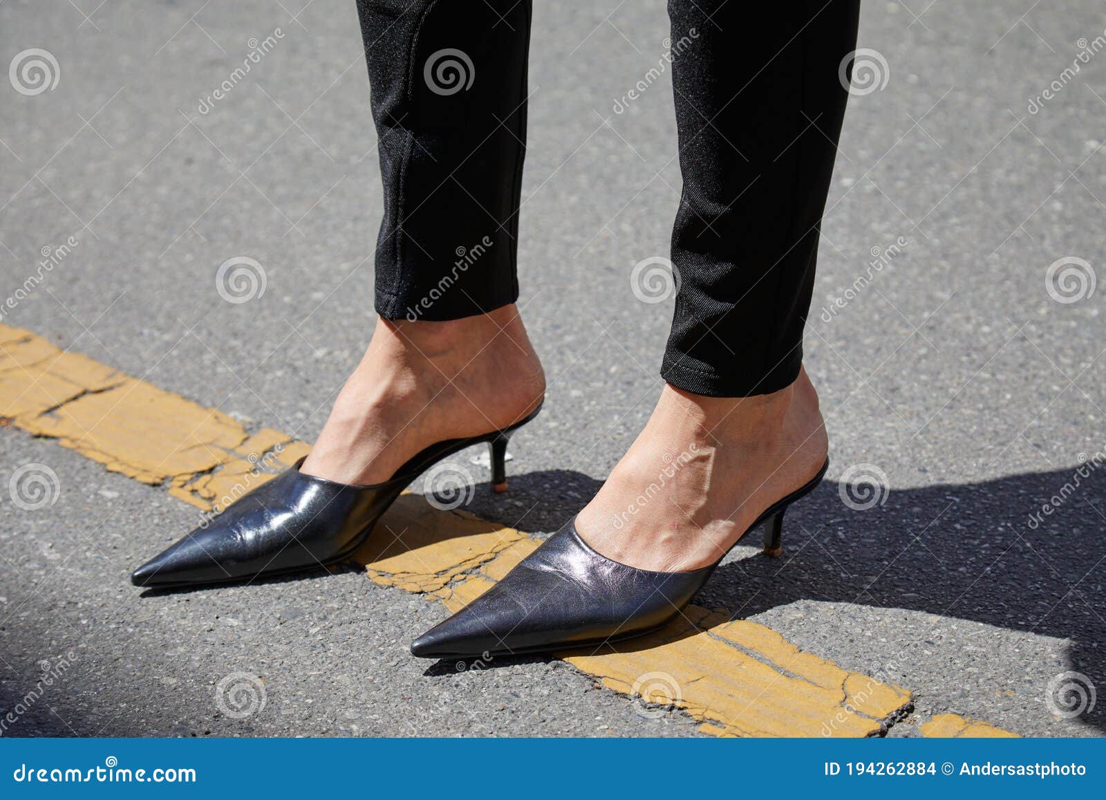 Mujer Con Zapatos Puntiagudos De Cuero Negro Y Pantalones Negros Antes De La Moda Espectáculo Milagroso Imagen de archivo editorial - de zapatos: 194262884