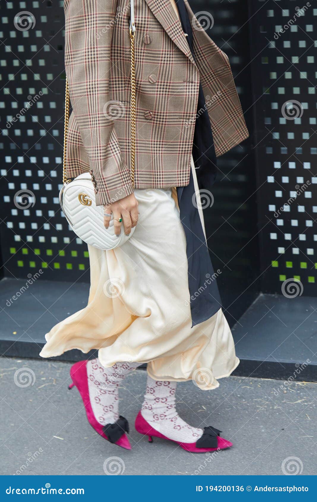 Mujer Con Zapatos Rosados Y Medias Y Bolso Gucci Antes De Semana De Moda Foto editorial - Imagen de gucci, mirada: 194200136