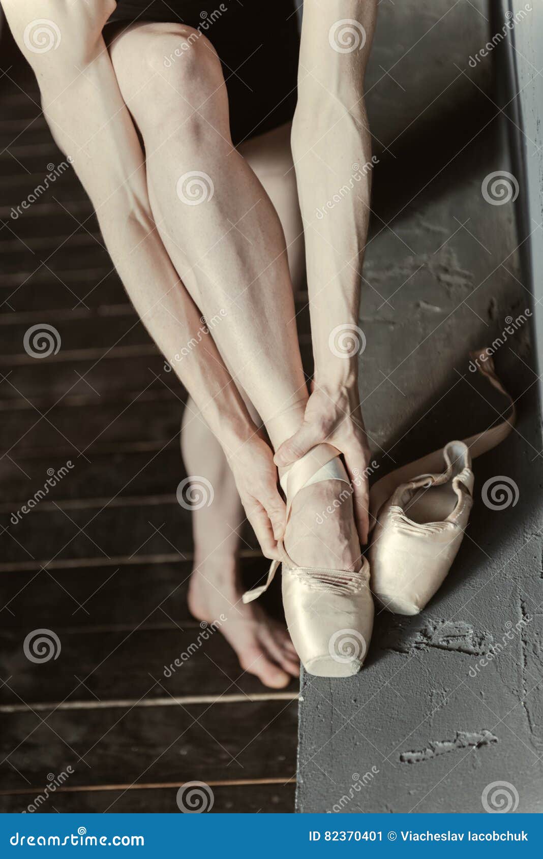 Mujer Concentrada Que Lleva Sus Zapatos De Ballet En El Estudio Imagen de  archivo - Imagen de funcionamiento, hembra: 82370401
