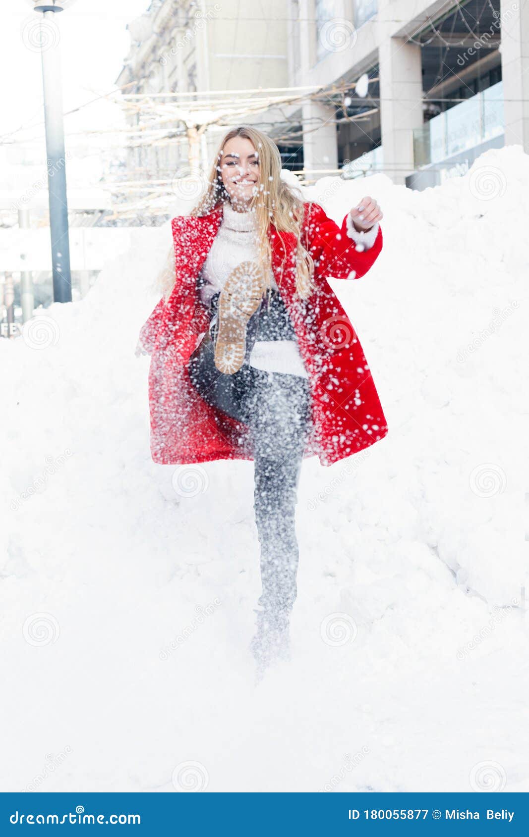 Mujer Congelada En Sombrero En Invierno Frío Imagen de archivo