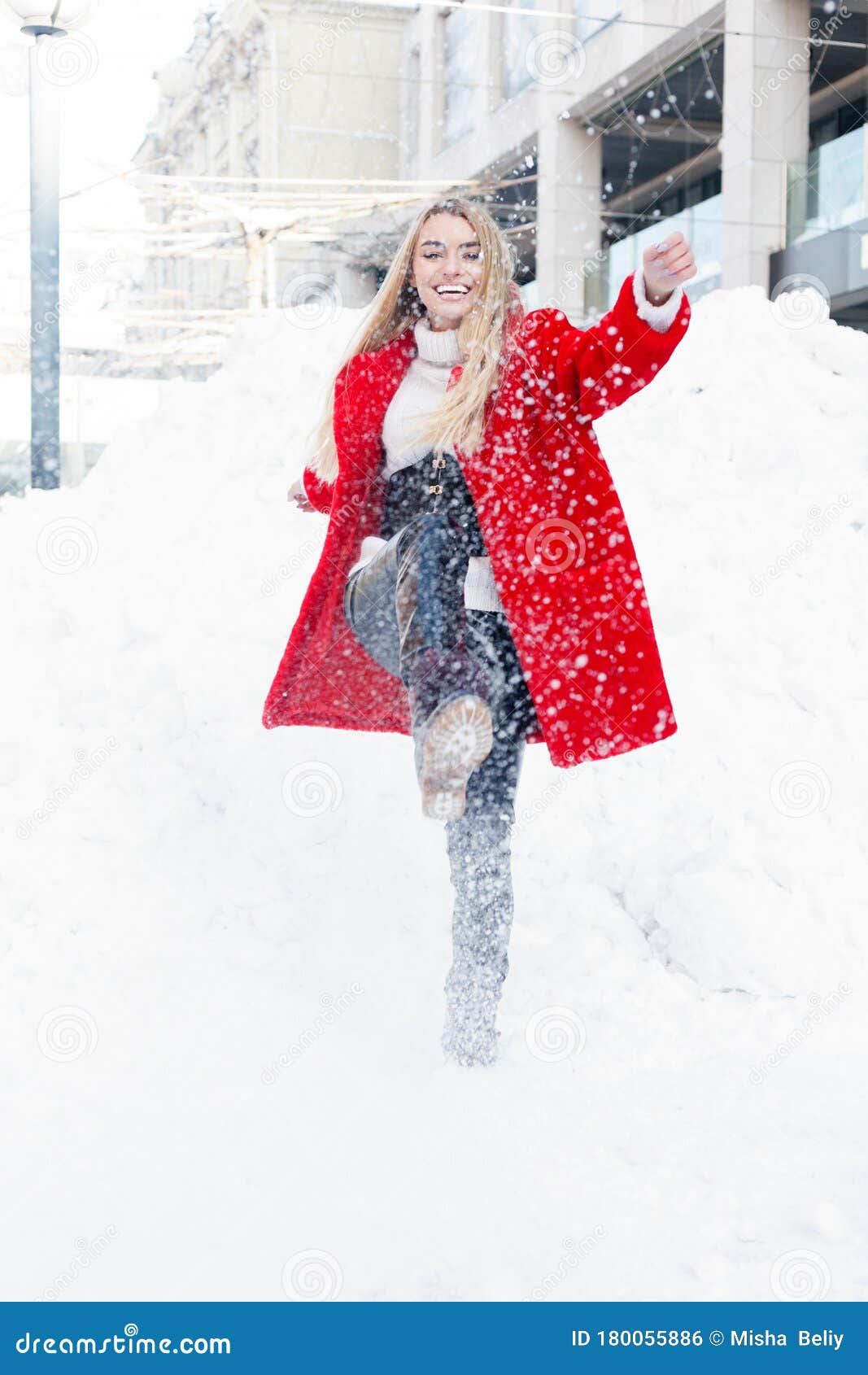 Mujer Congelada En Sombrero En Invierno Frío Imagen de archivo