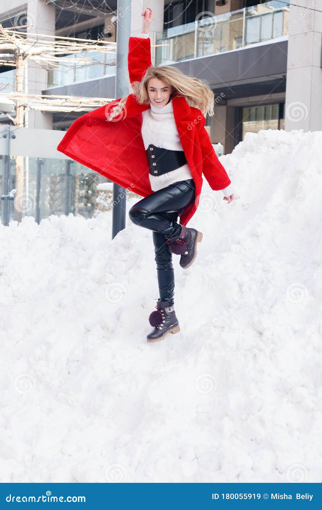 Mujer Congelada En Sombrero En Invierno Frío Imagen de archivo