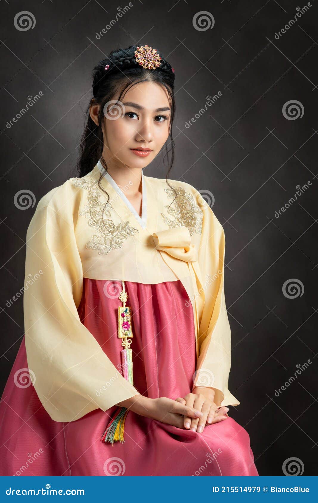Mujer Coreana En Vestido Tradicional Coreano Hanbok. Imagen de archivo - Imagen de oriental, retrato: