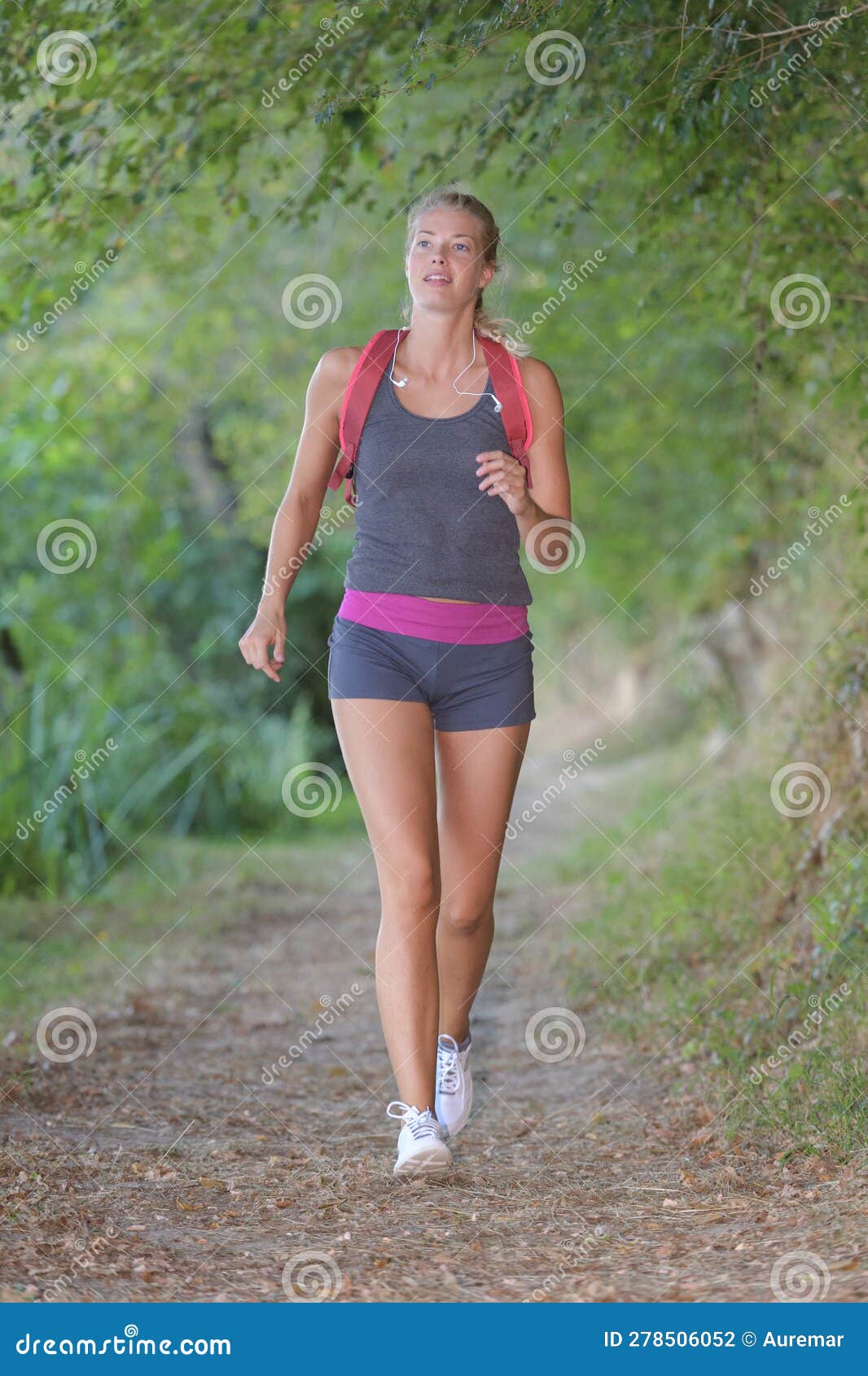 Mujer Corriendo En El Bosque Foto de archivo - Imagen de foco