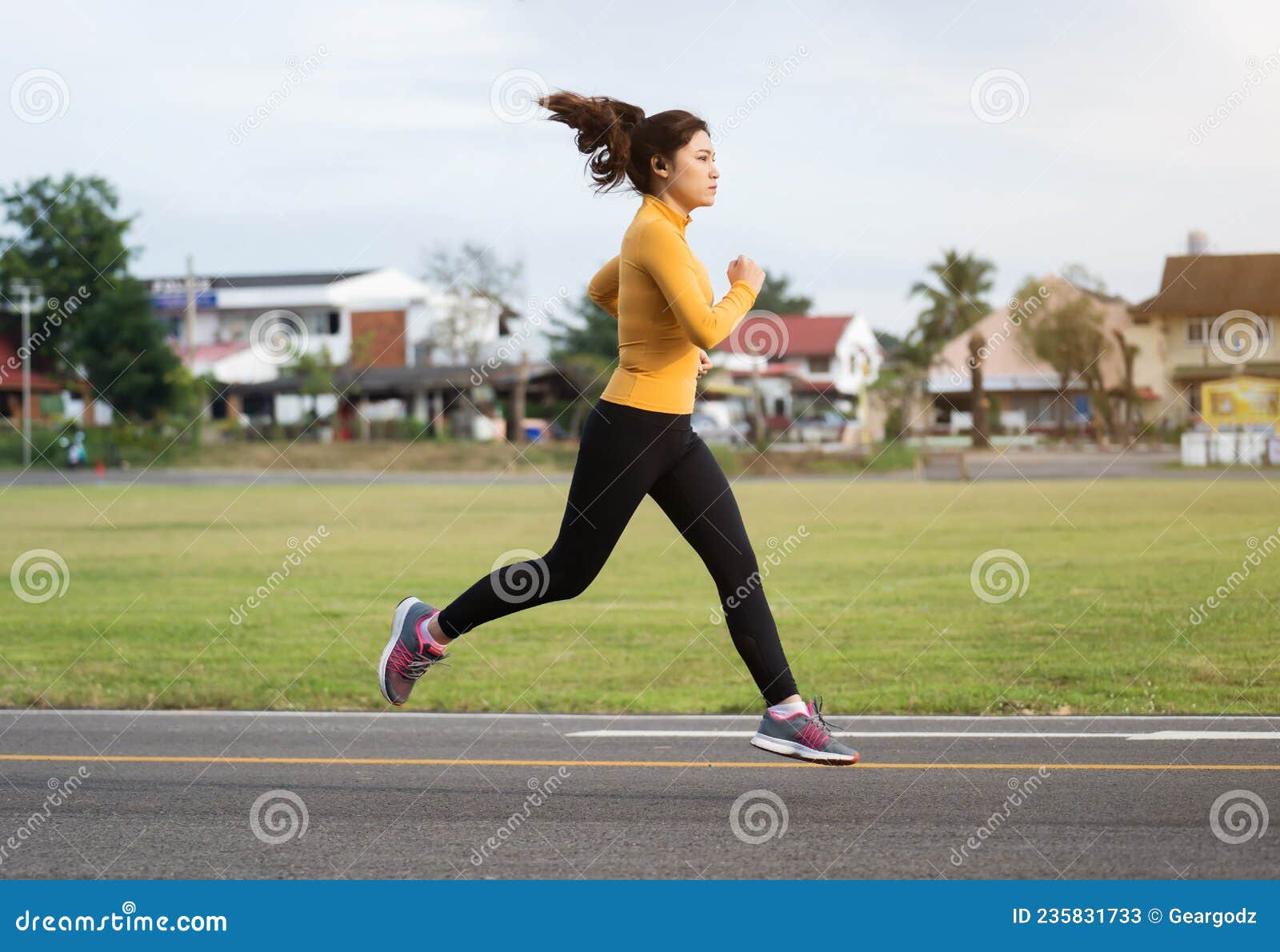 Mujer Corriendo En El Parque Temprano En La Mañana Imagen de archivo -  Imagen de corredor, actividad: 235831733