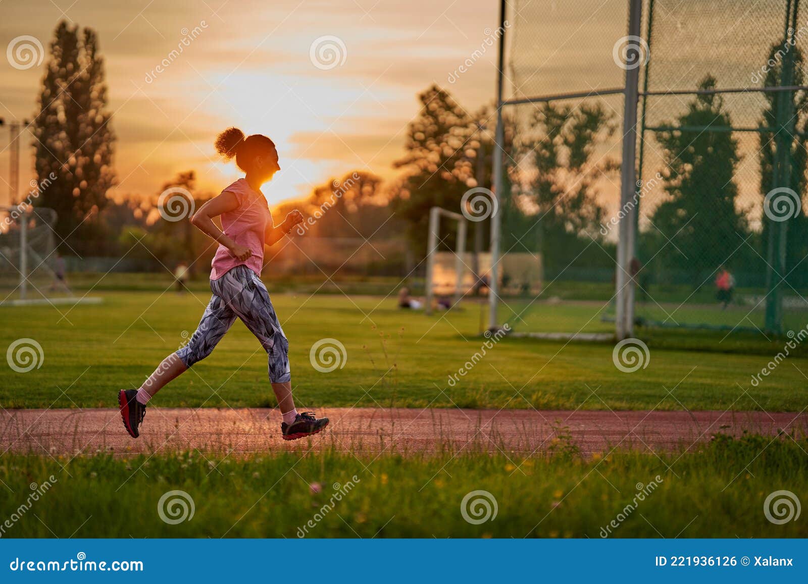 Mujer corriendo en pista foto de archivo. Imagen de adulto - 221936126