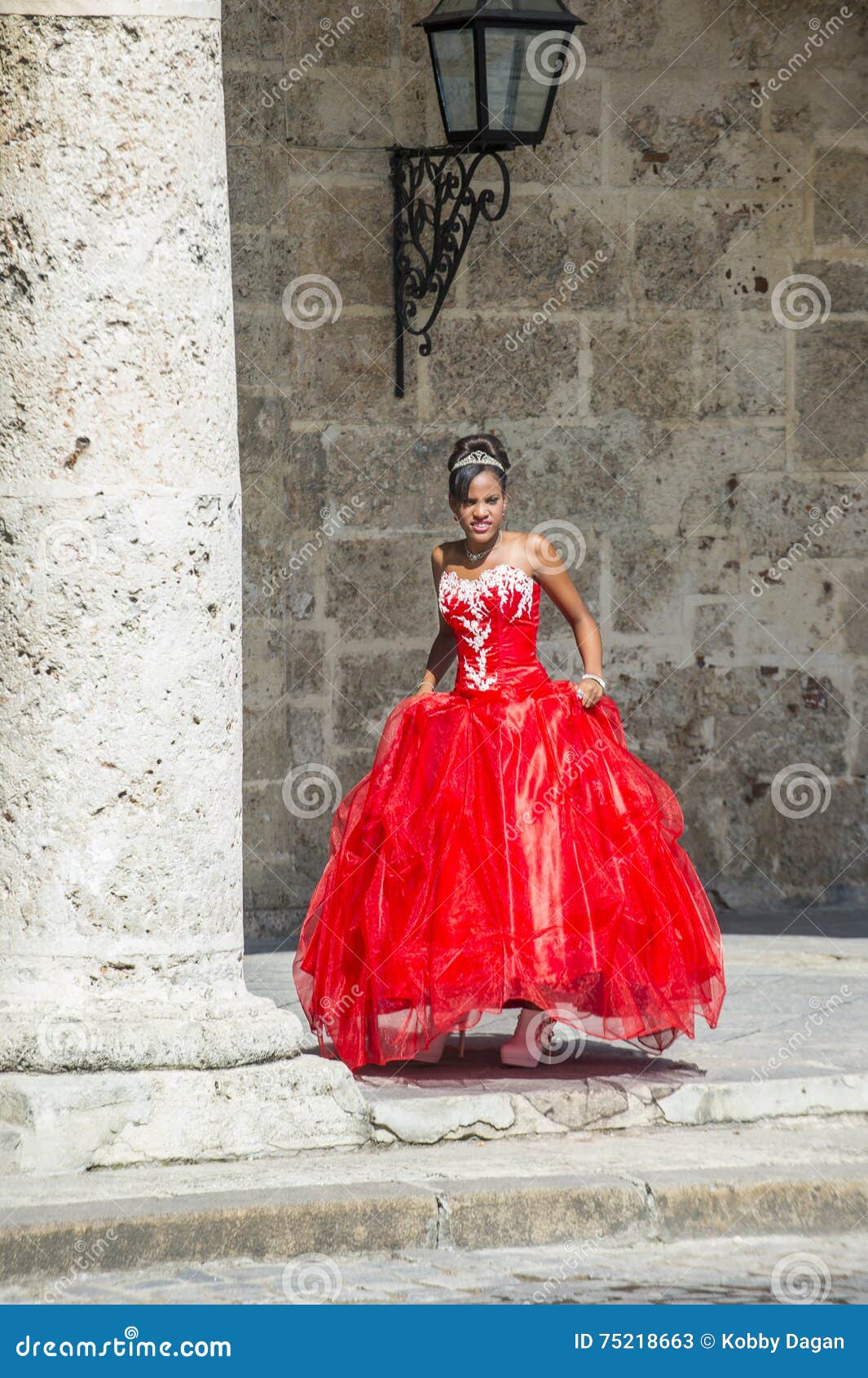 Mujer Cubana Con El Vestido Rojo Foto de archivo editorial - Imagen de colorido, latino: 75218663 Mujer Cubana Con El Vestido Rojo Foto de archivo editorial - Imagen de colorido, latino: 75218663